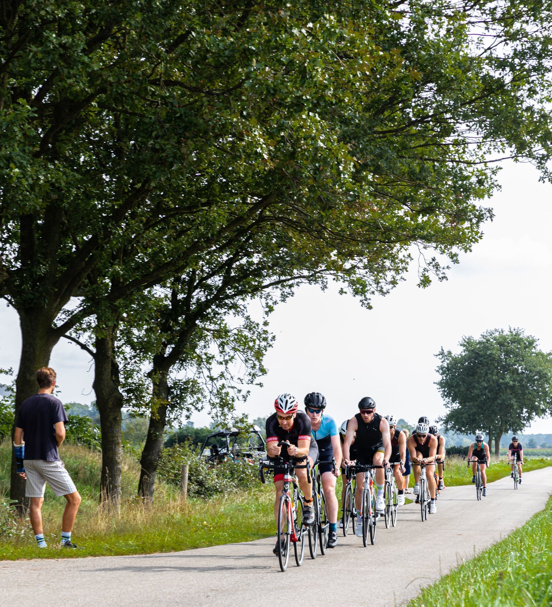 Een groep mensen fietst over een pad.