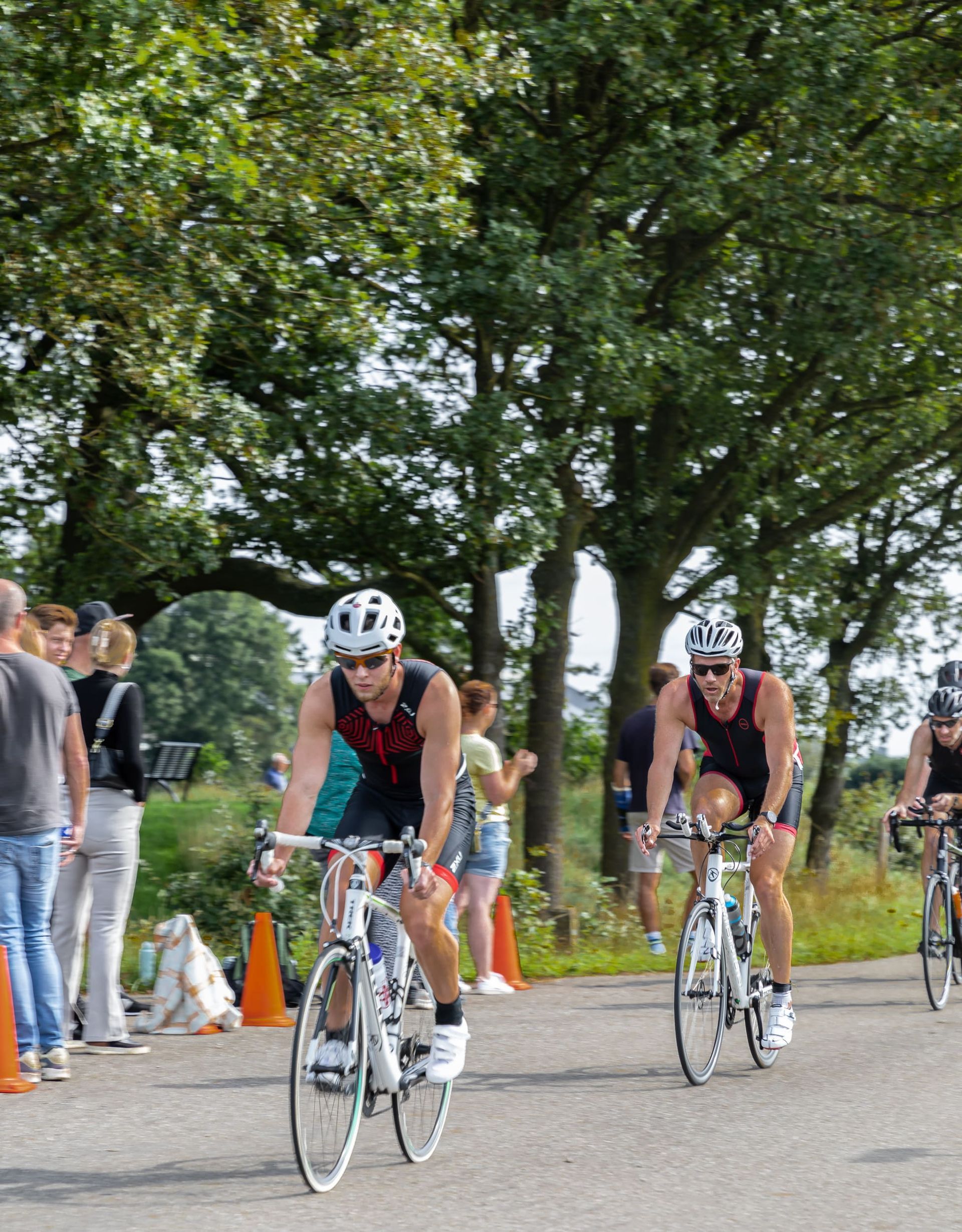 Een groep mensen fietst over een weg.