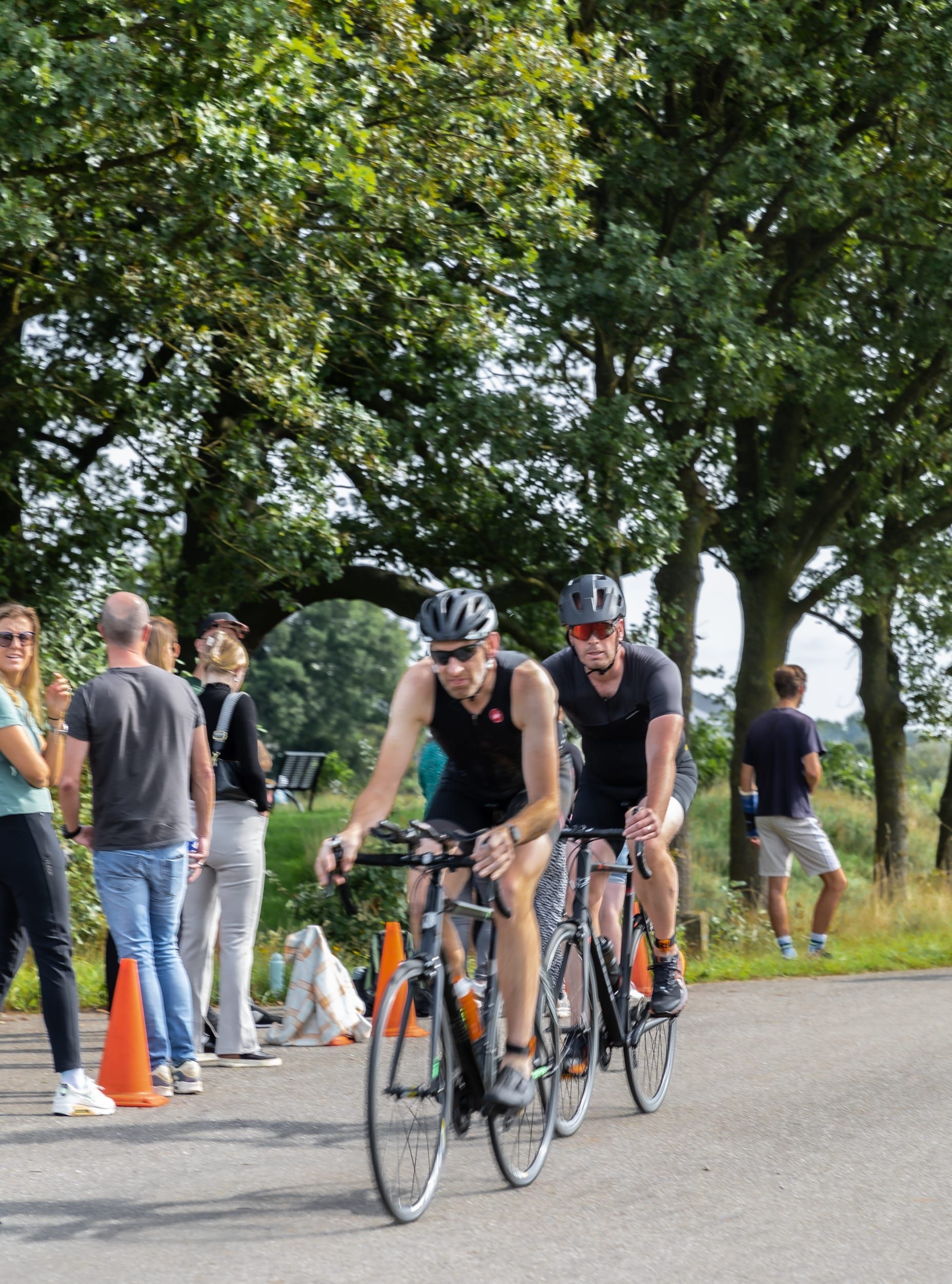 Een groep mensen fietst over een weg