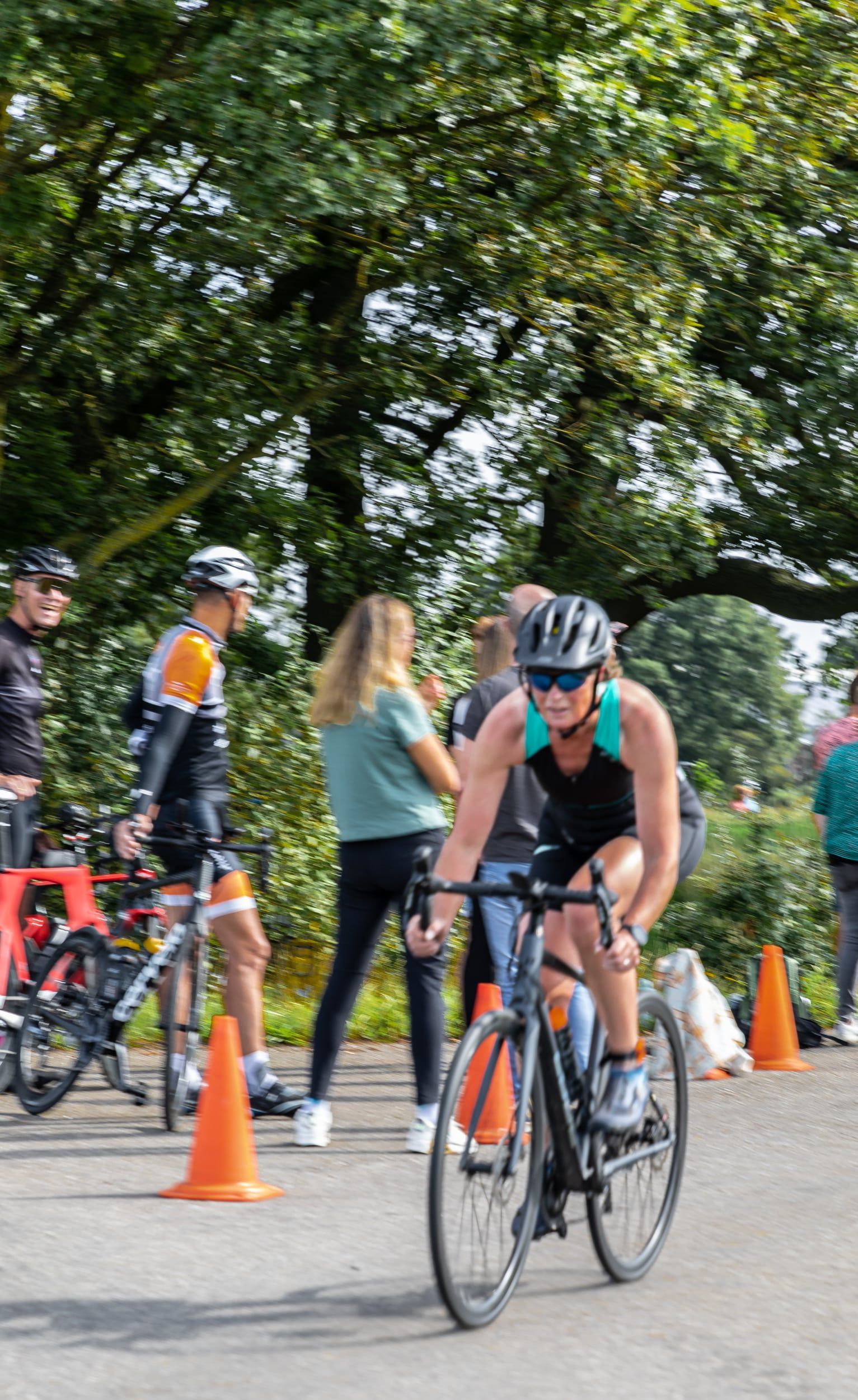 Een vrouw fietst over een weg.