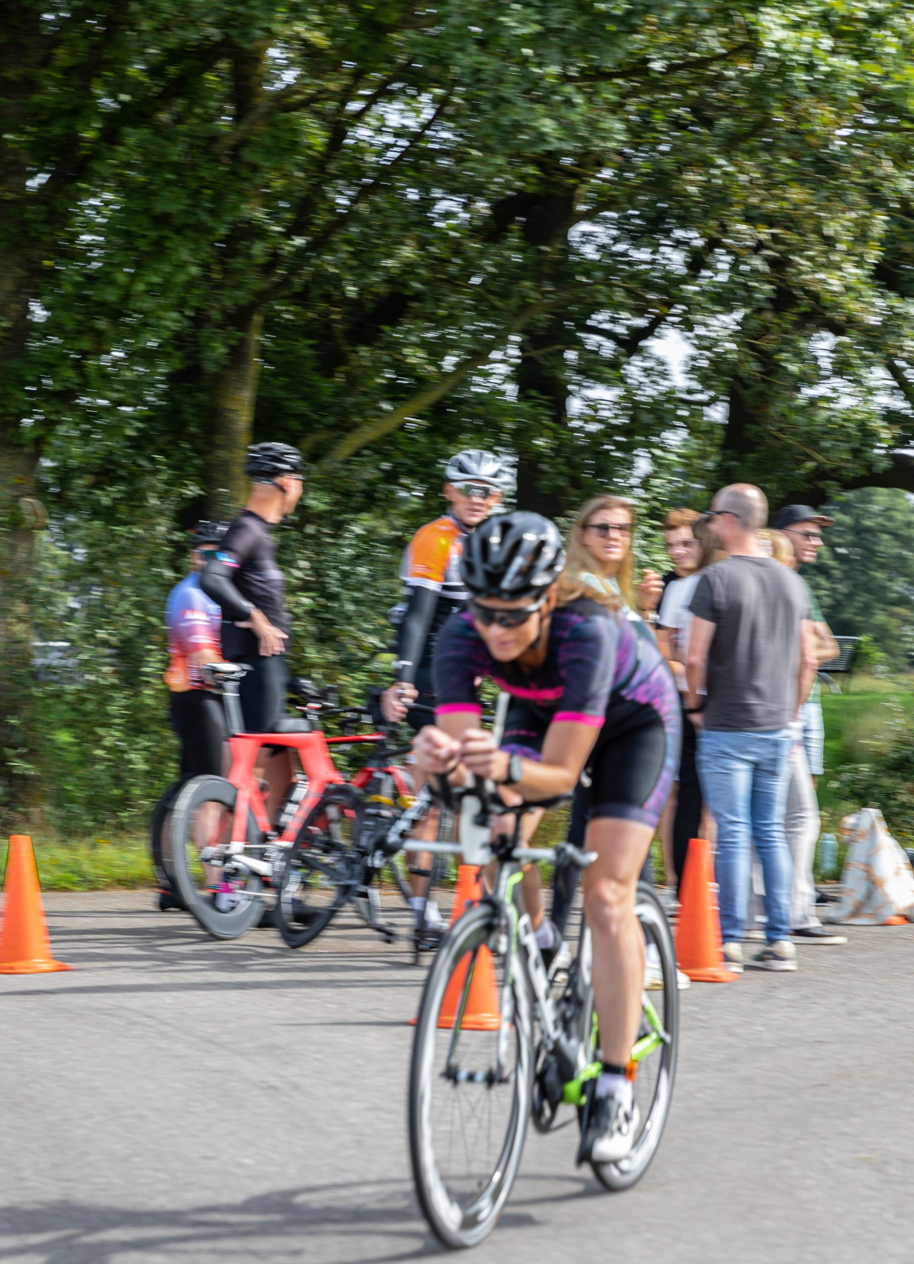 Een vrouw fietst over een weg.