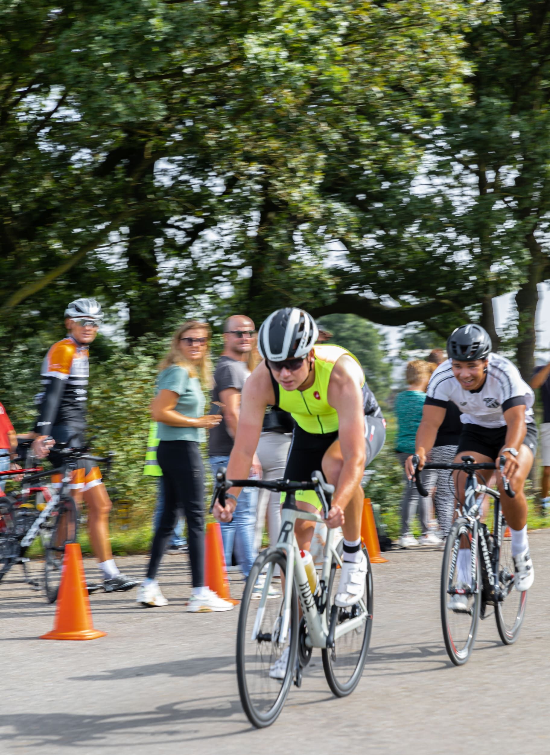 Een groep mensen fietst over een weg.