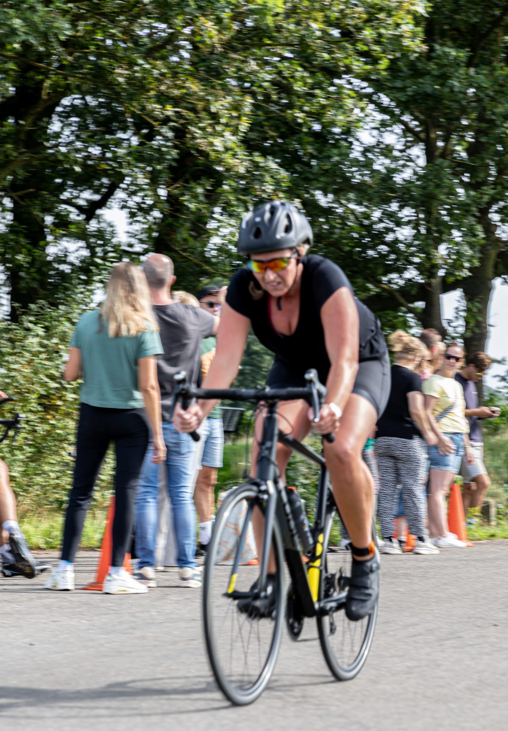 Een vrouw fietst over een weg.