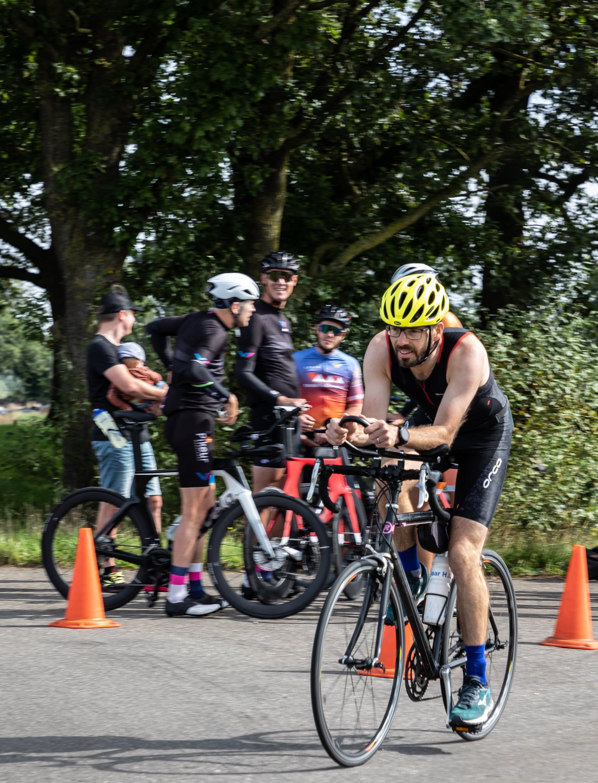 Een man fietst over een weg.
