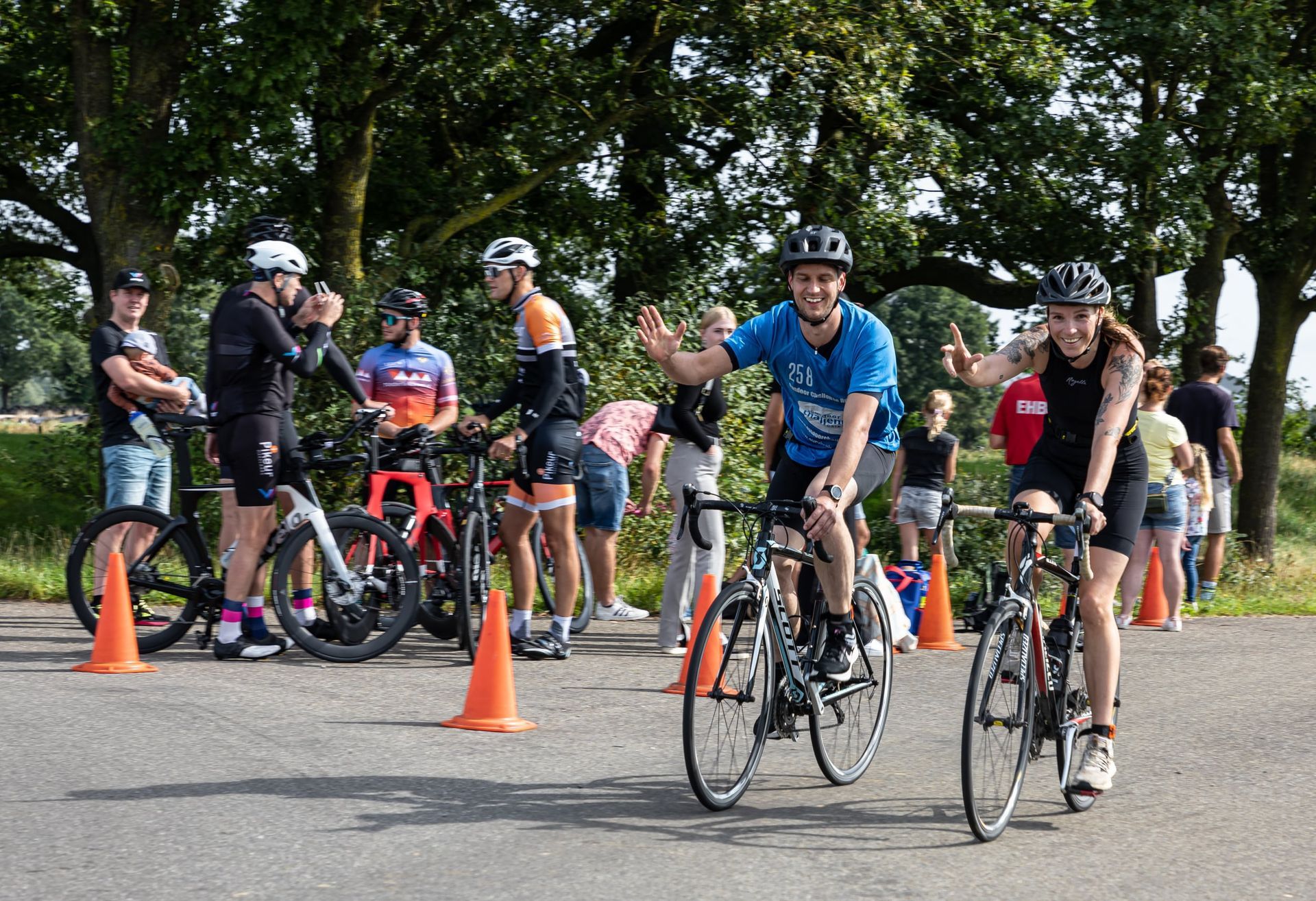 Een groep mensen fietst over een weg.