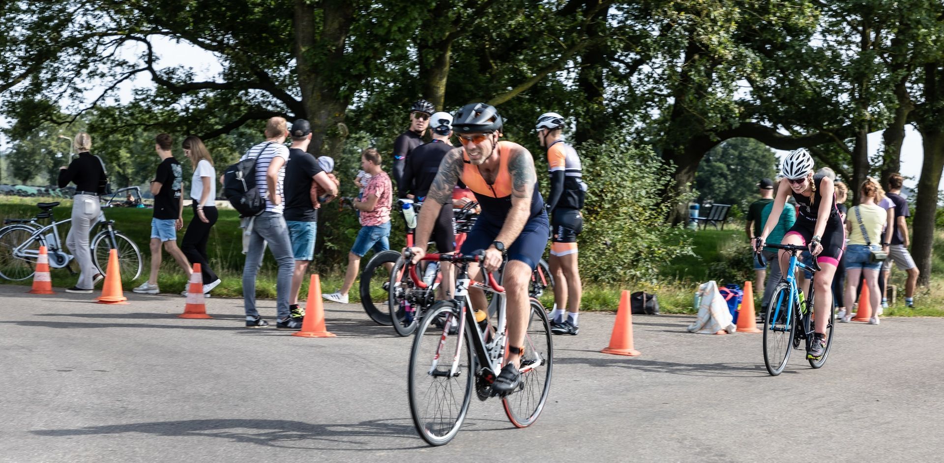 Een groep mensen fietst op de weg.