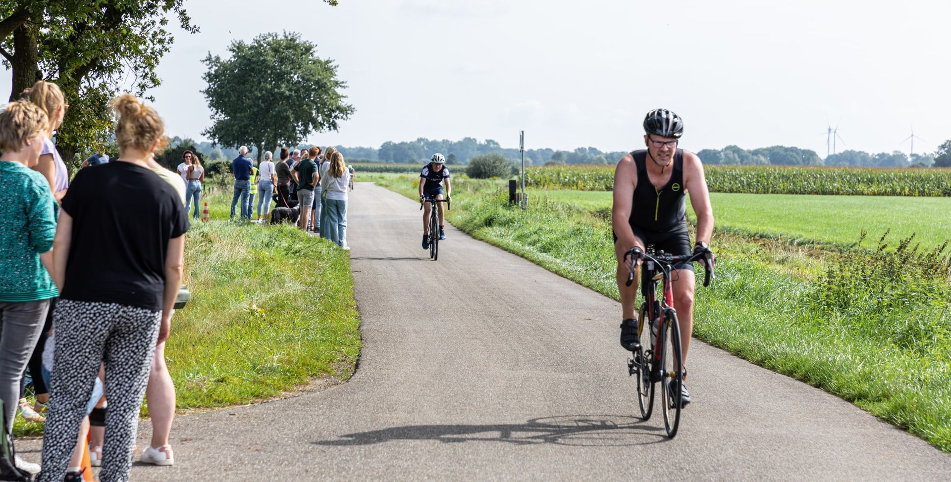 Een groep mensen fietst over een weg.