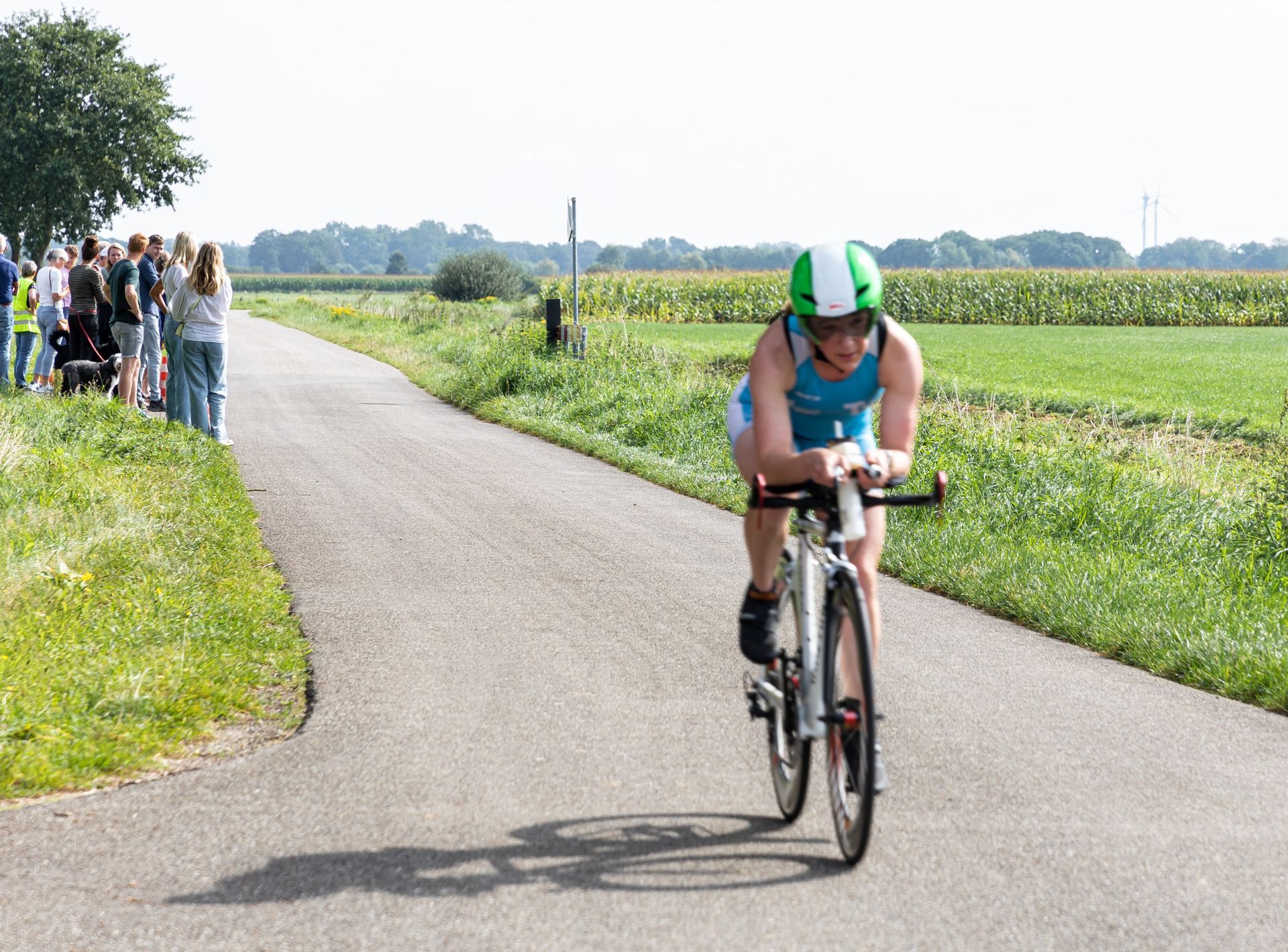 Een man fietst over een landweg.