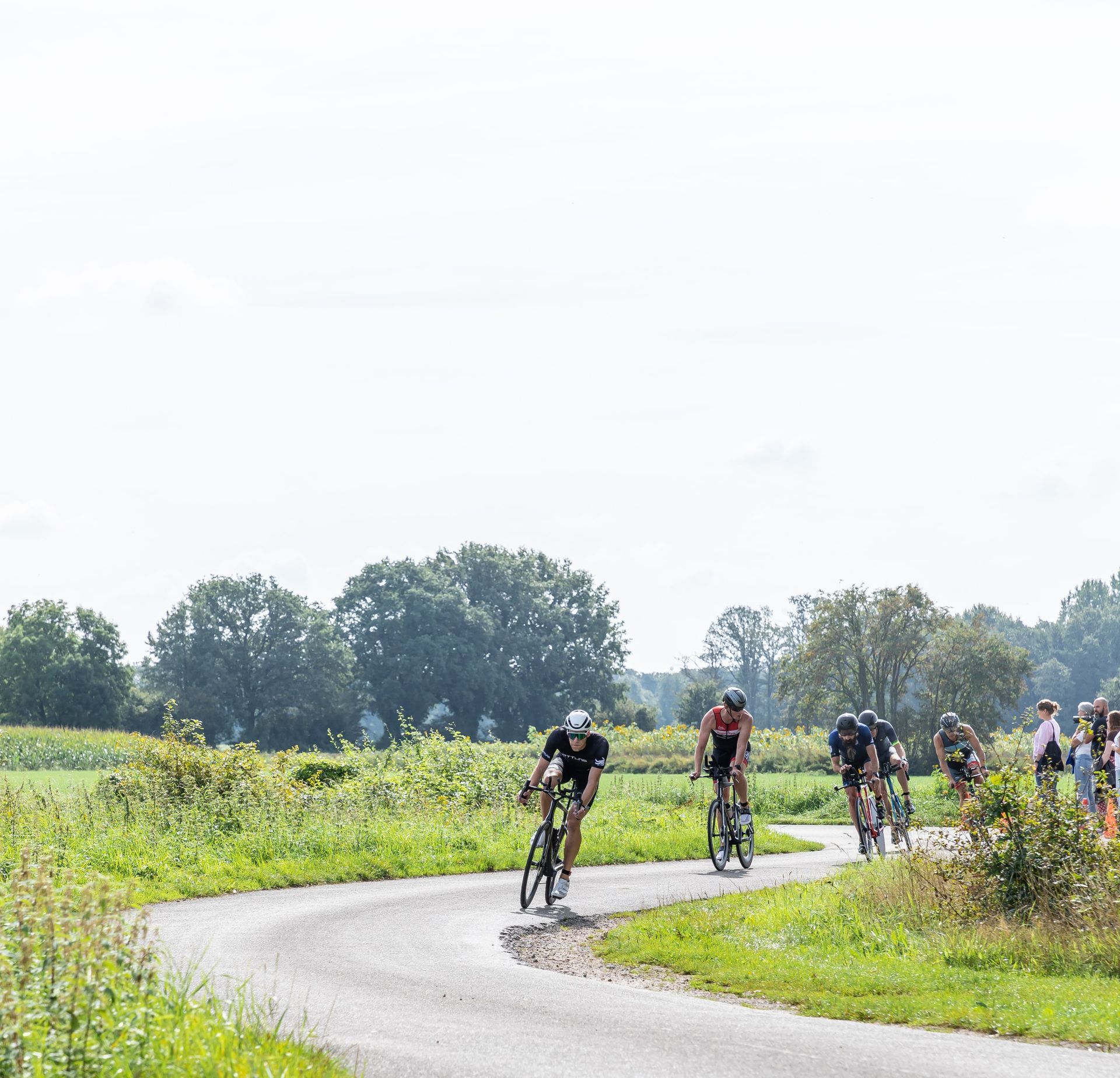 Een groep mensen fietst over een weg