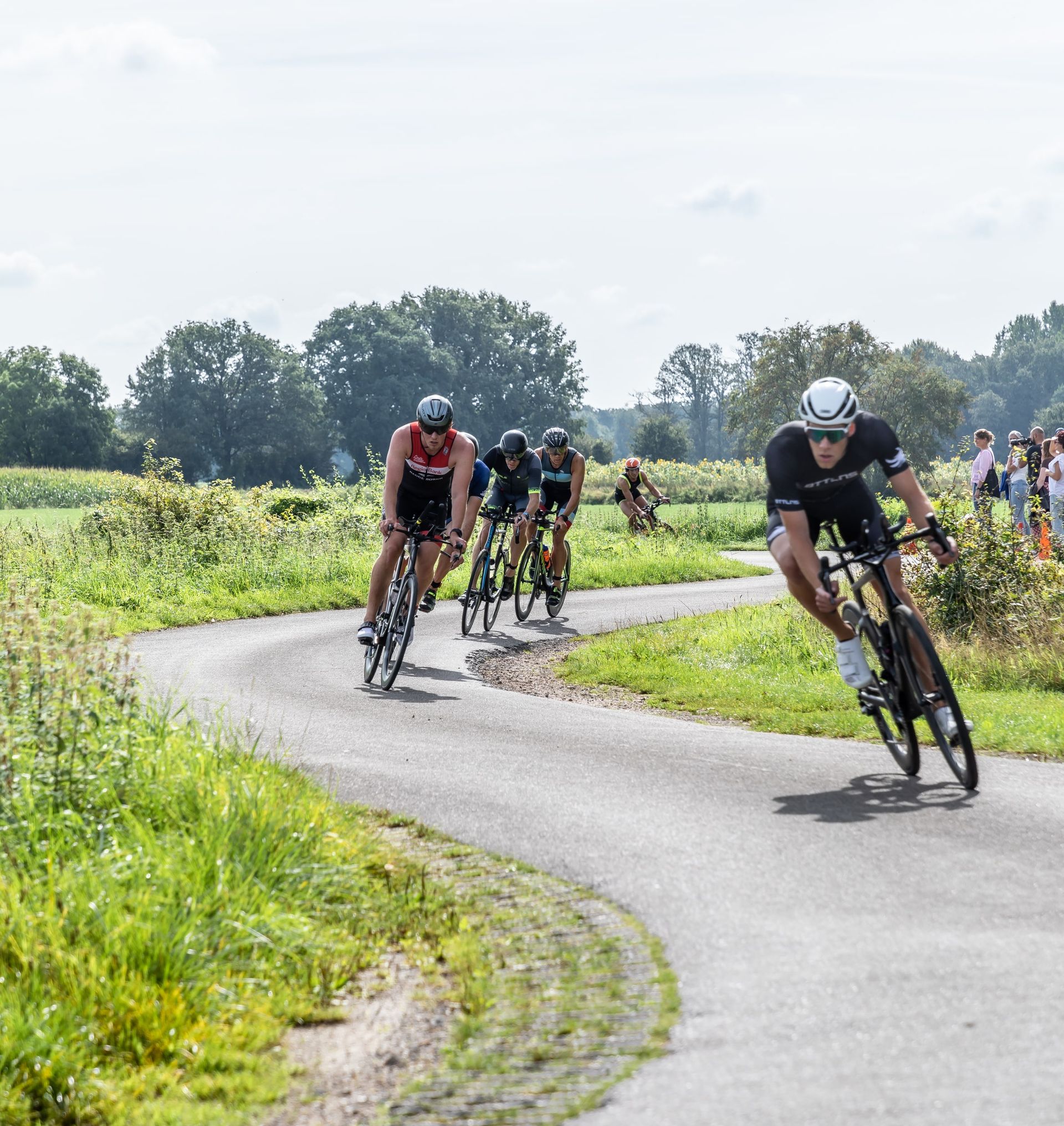 Een groep mensen fietst over een weg