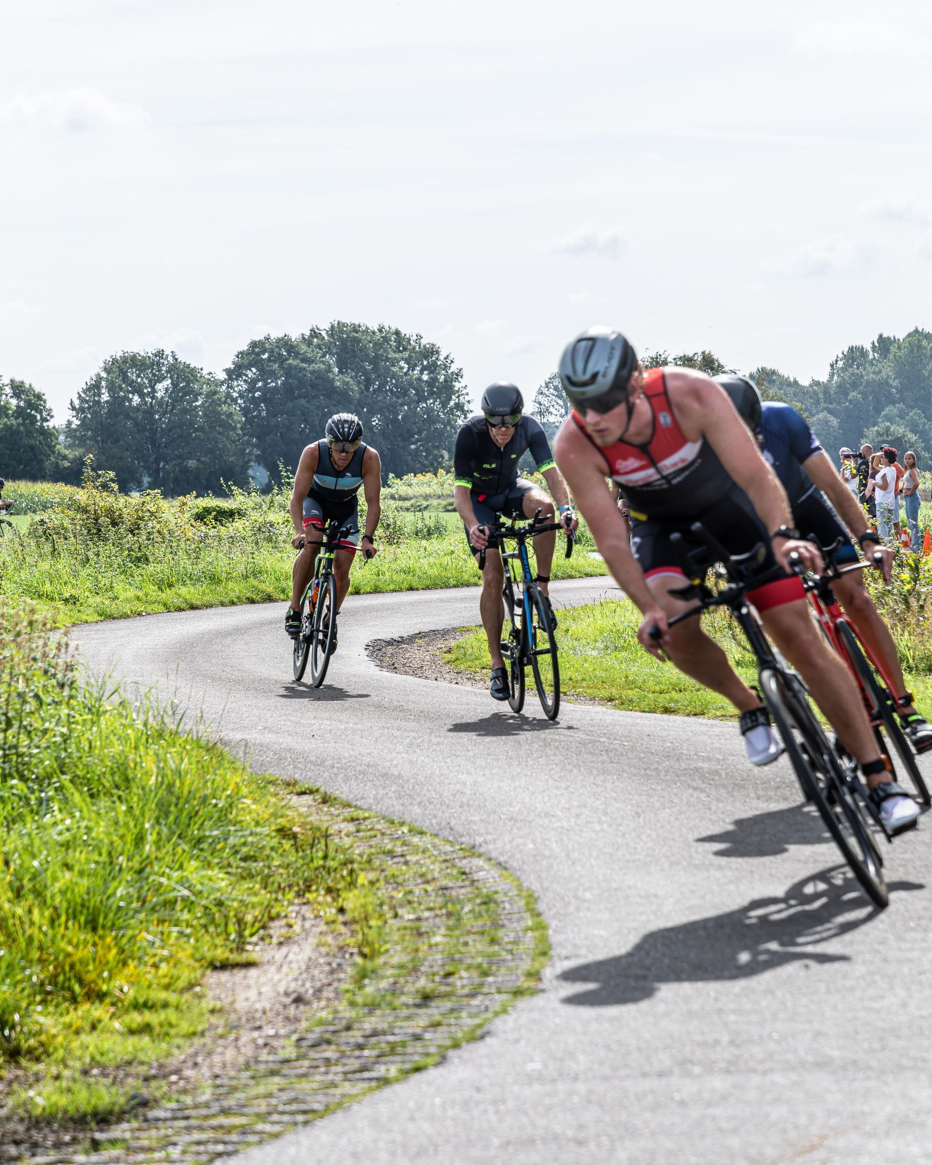 Een groep mensen fietst over een weg.