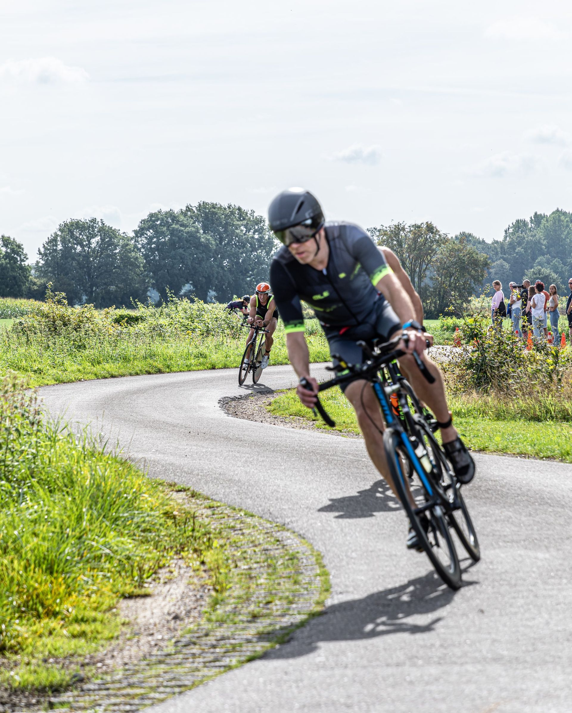 Een man fietst over een weg.