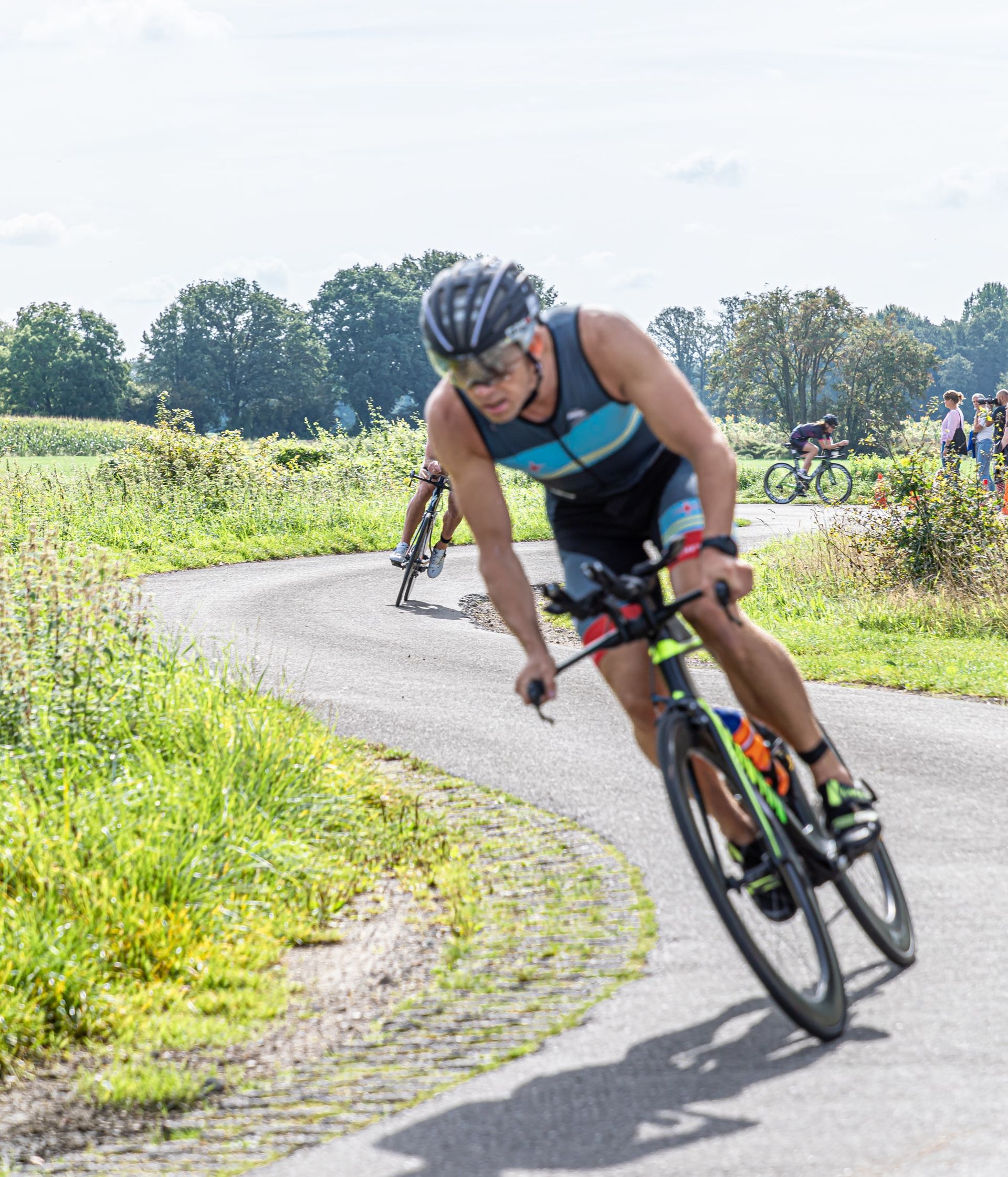 Een man fietst over een weg.