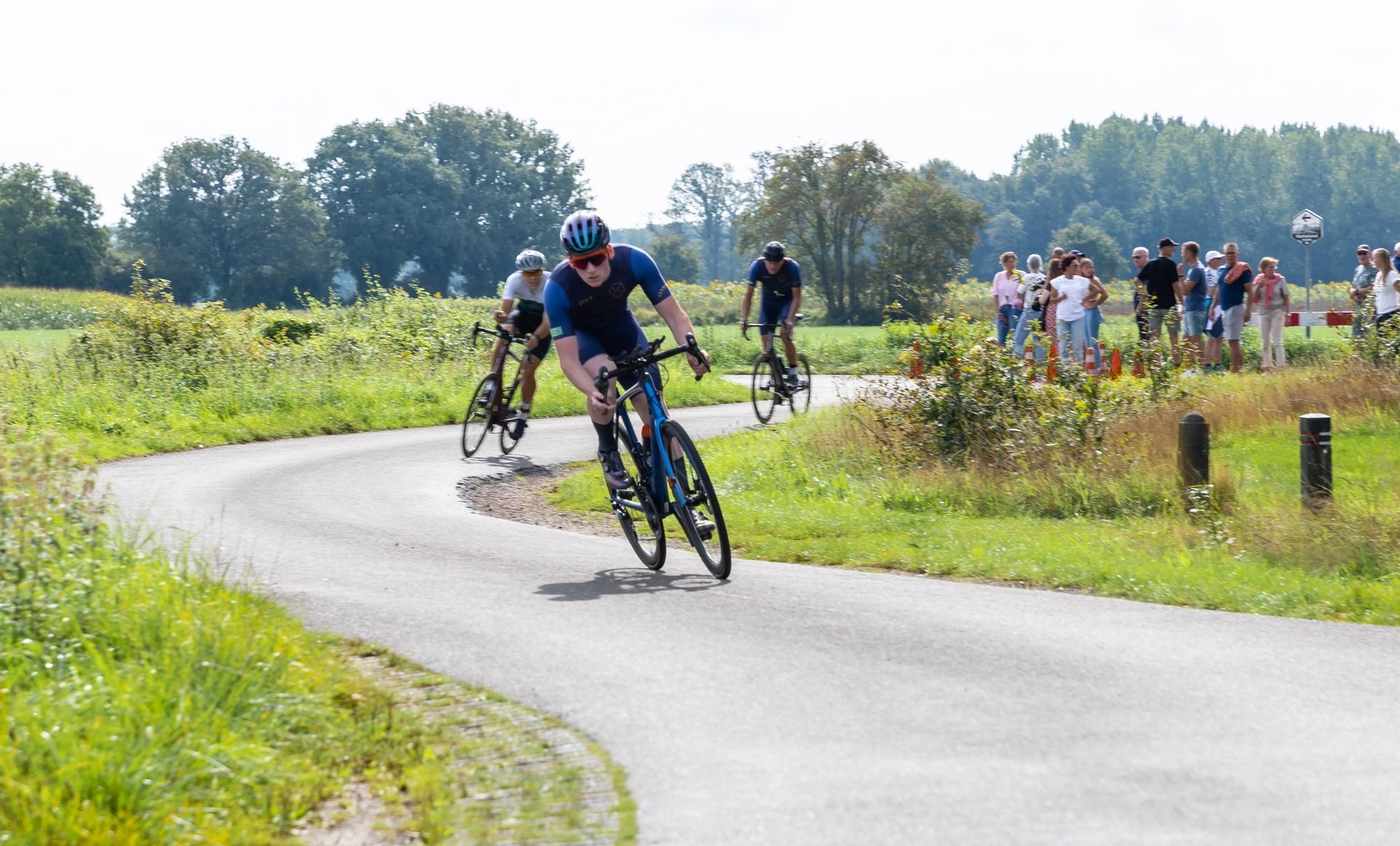 Een groep mensen fietst over een weg.