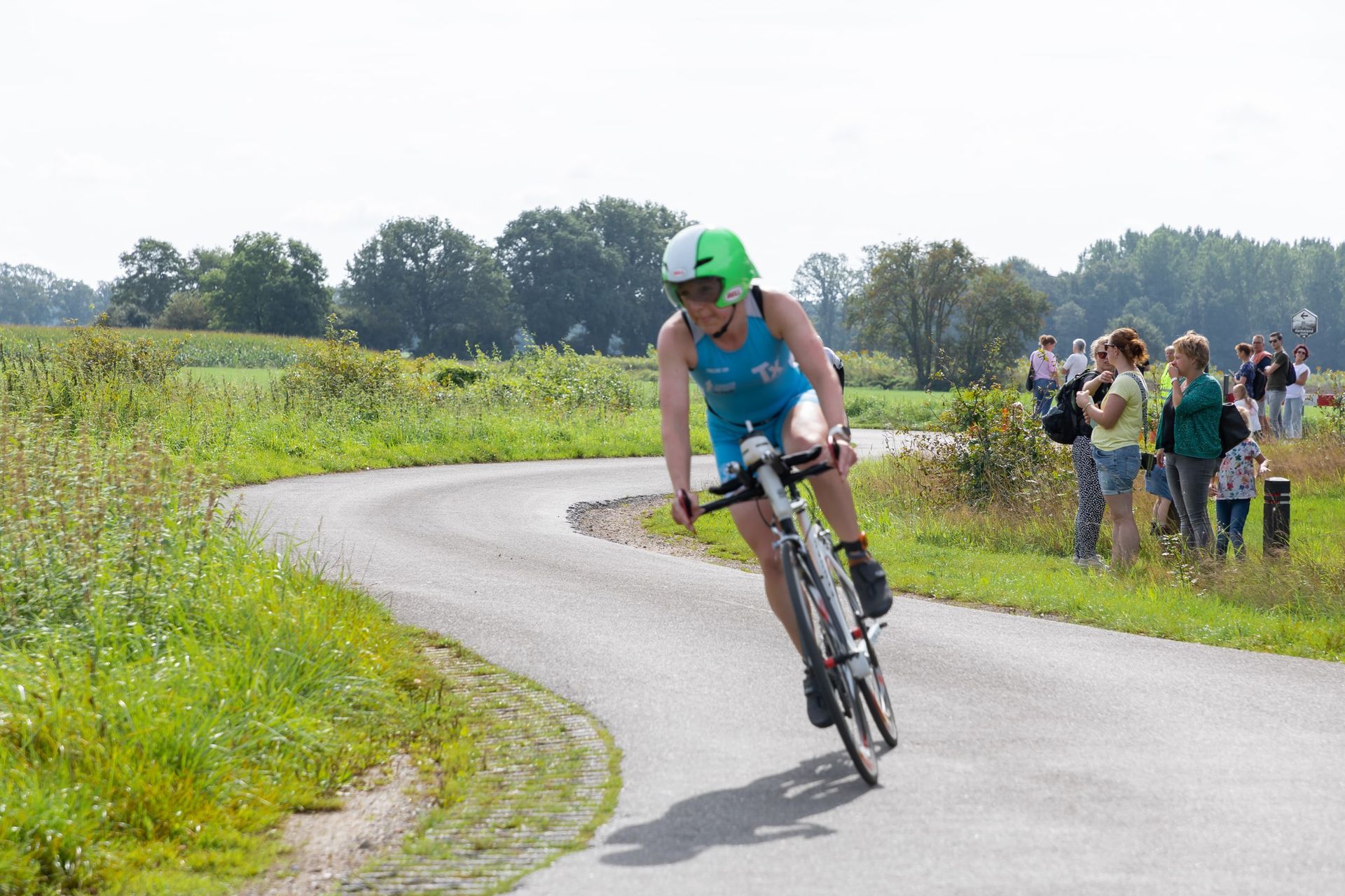 Iemand fietst over een weg.