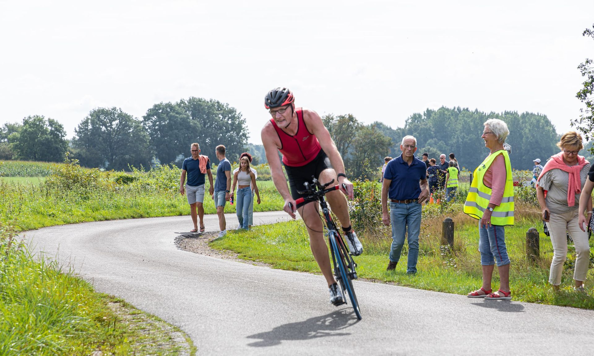 Een man fietst over een weg.