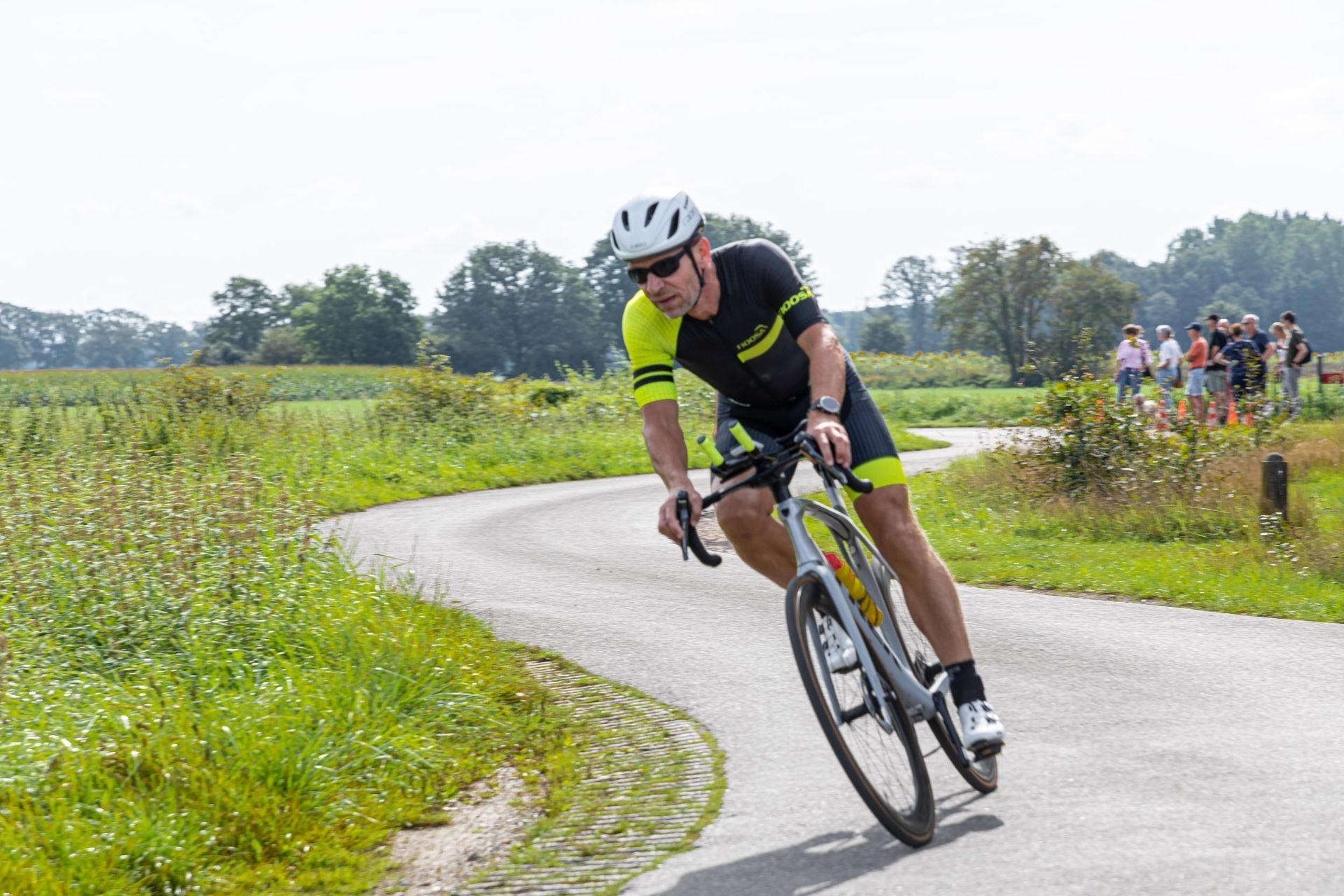 Een man fietst over een weg.