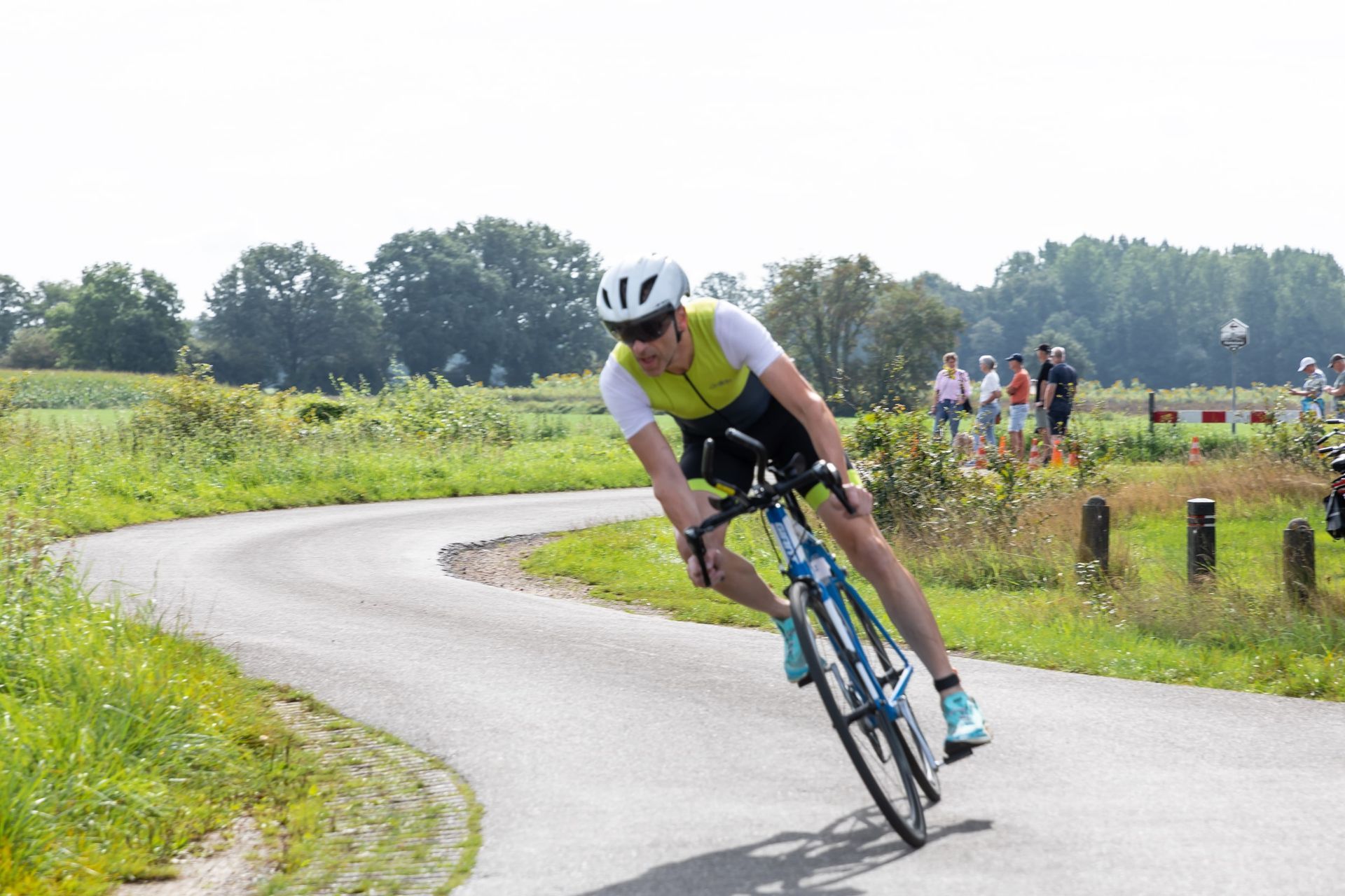 Een man fietst over een weg.