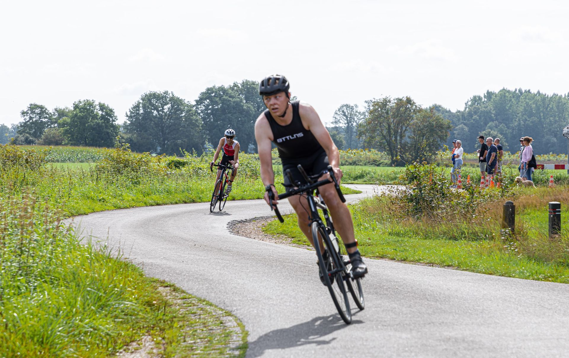 Een man fietst over een bochtige weg.