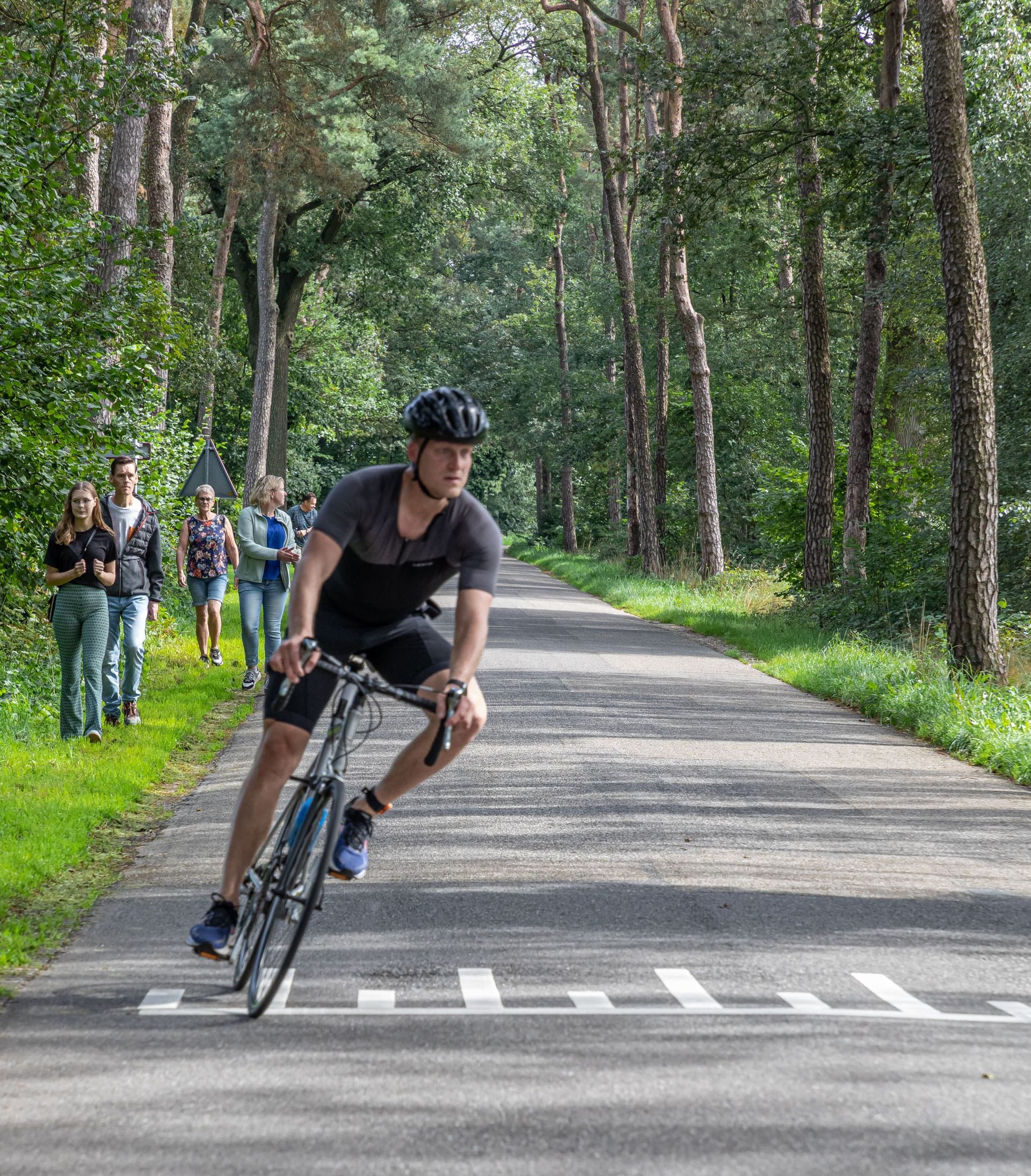 Een man fietst over een weg.
