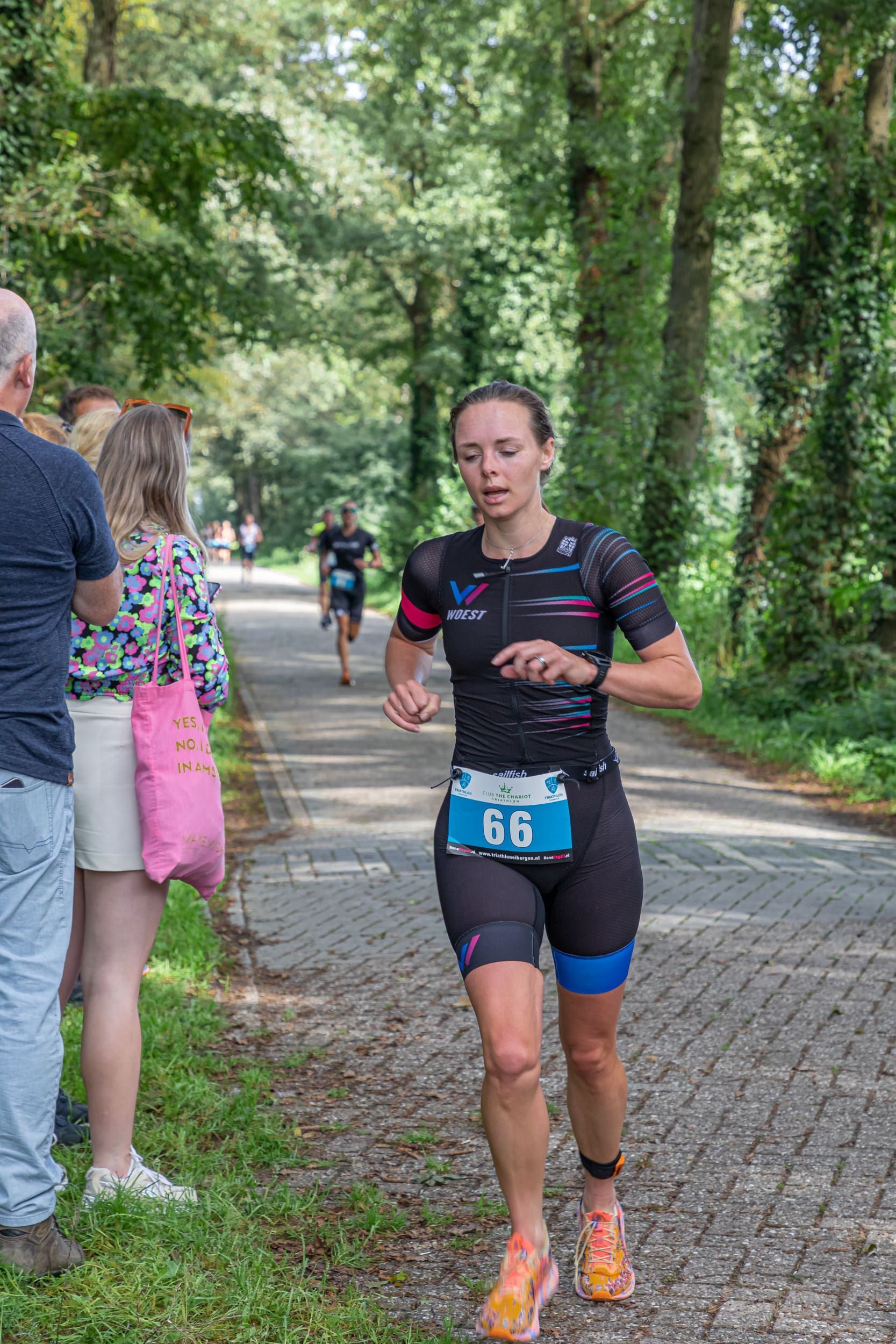 Een vrouw rent over de weg tijdens een triatlon.