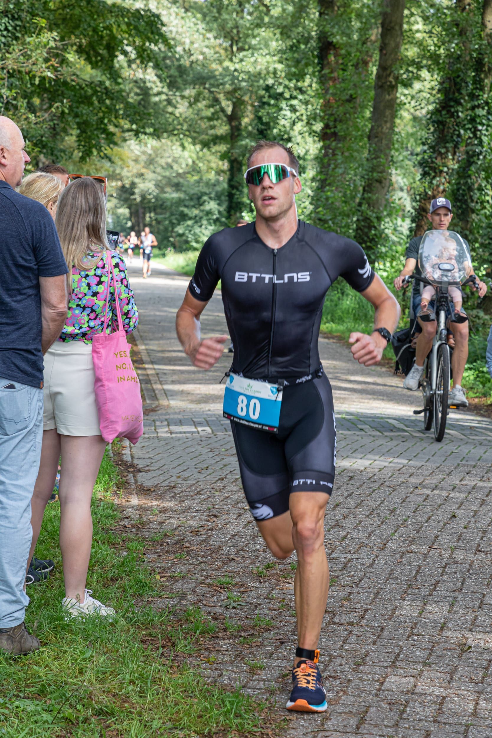 Een man rent over de weg tijdens een triatlon.