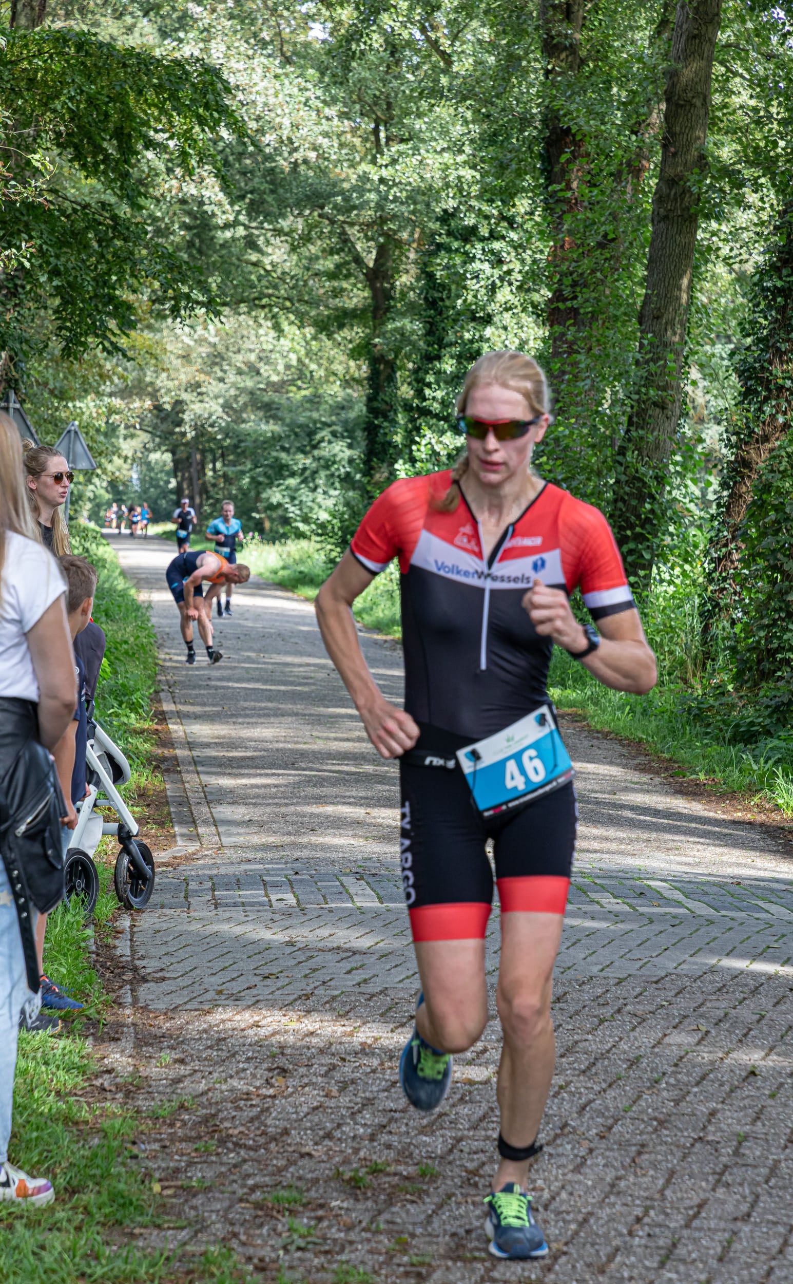Een vrouw rent over de weg tijdens een triatlon.