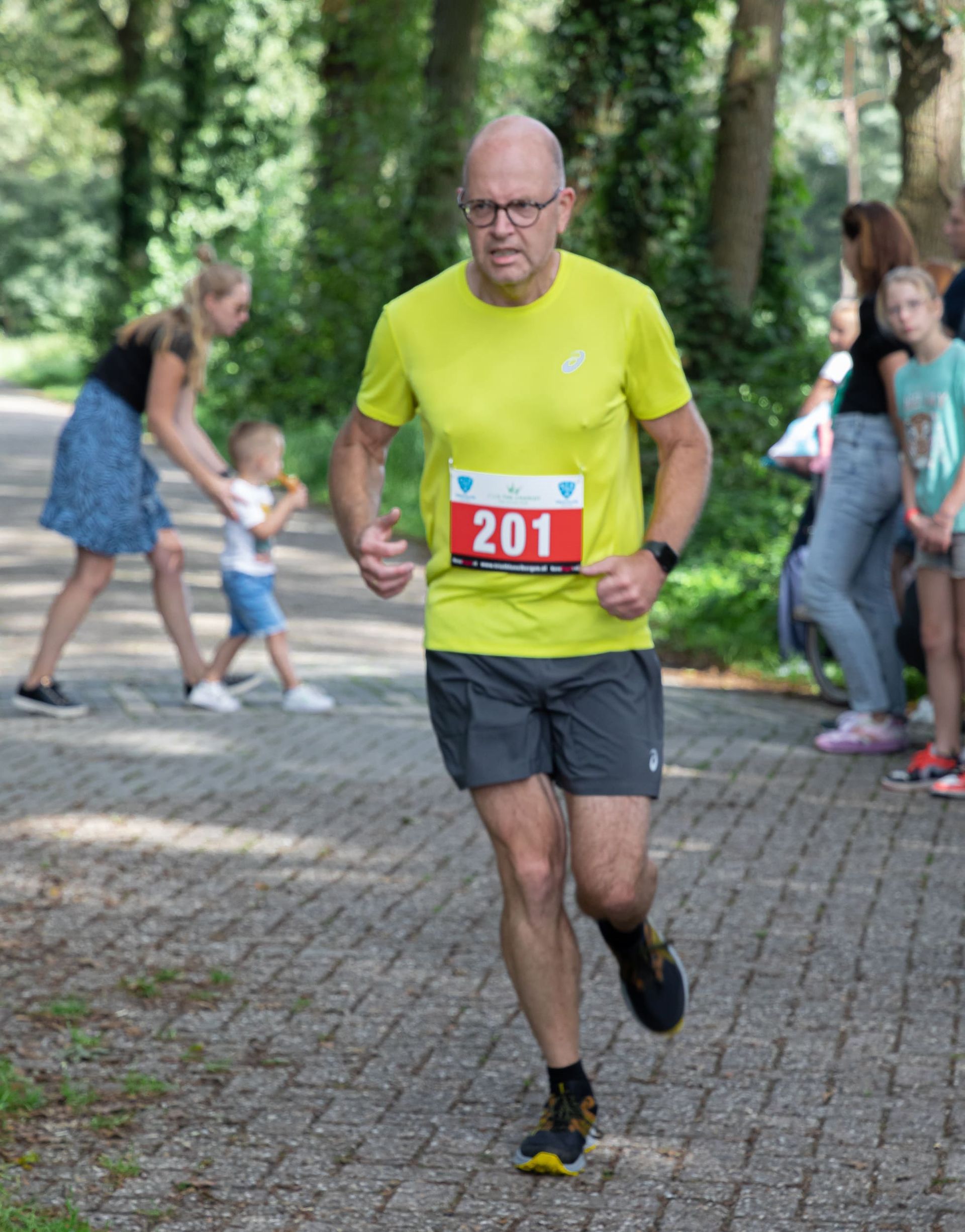 Een man doet mee aan een race met het nummer 201 op zijn shirt.