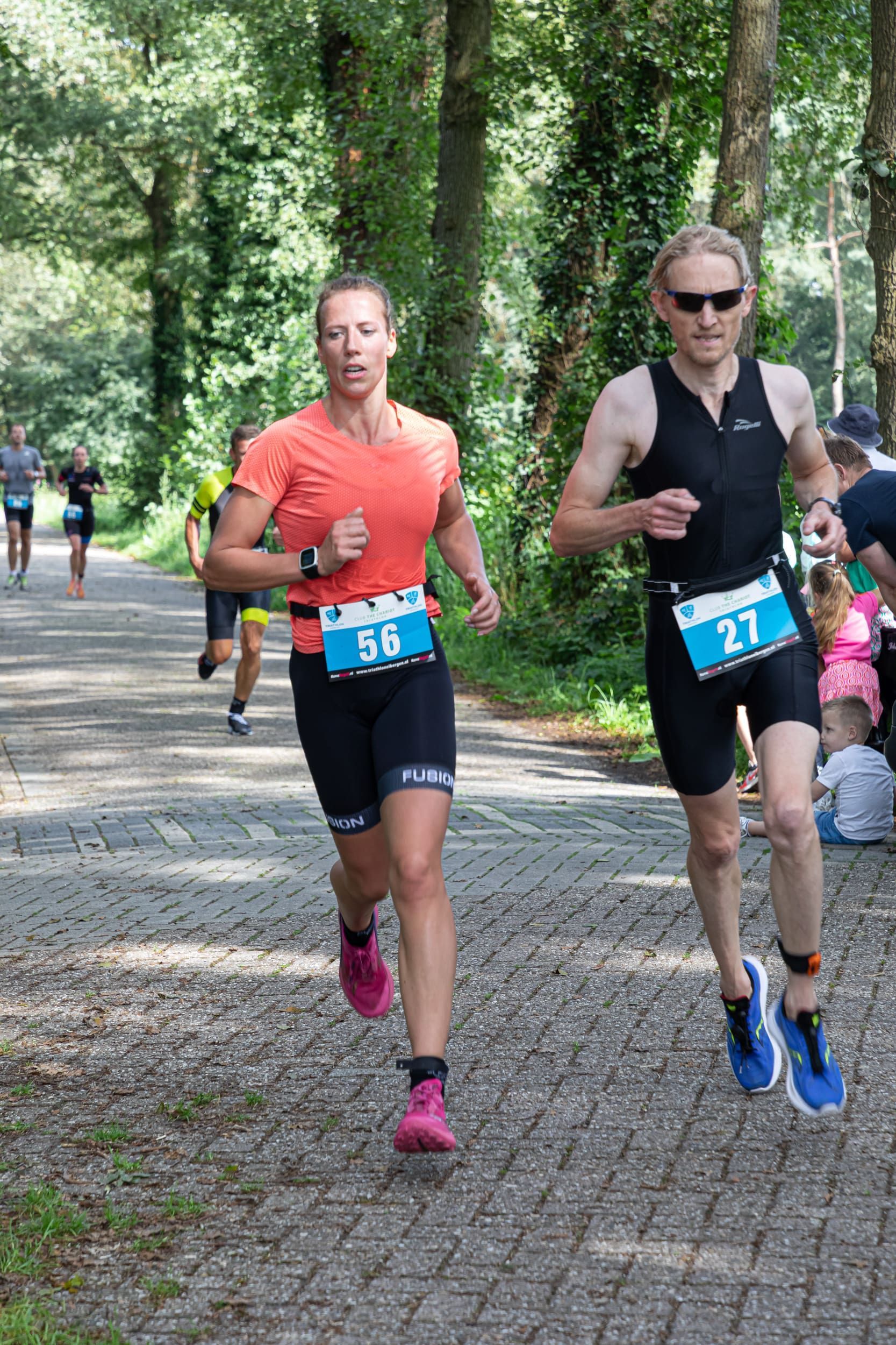 Een man en een vrouw rennen een marathon.