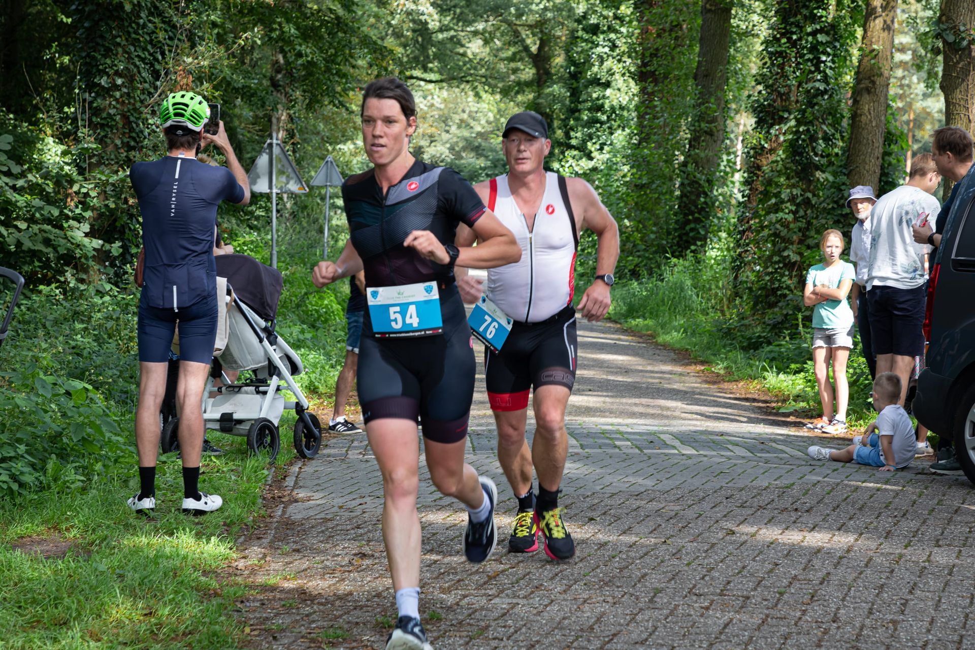 Een man en een vrouw rennen over een pad.