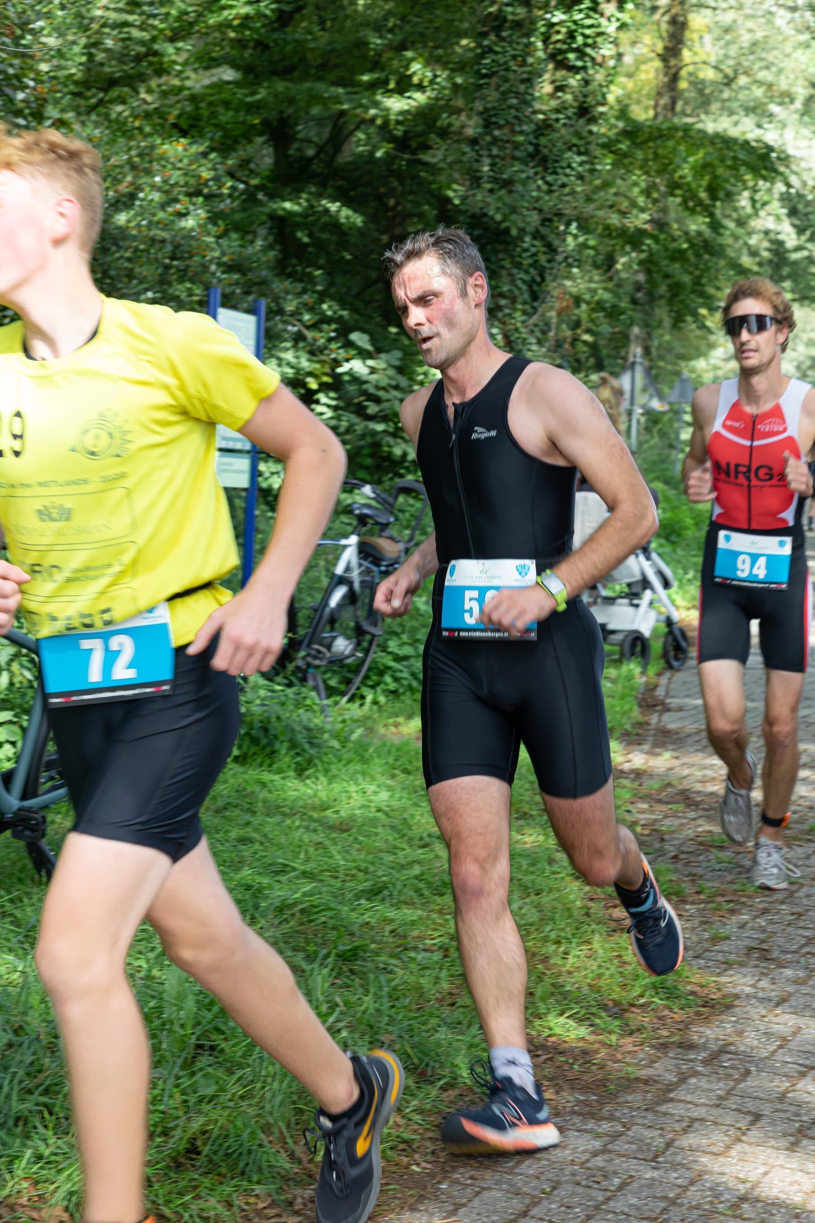 Een groep mensen doet mee aan een race.