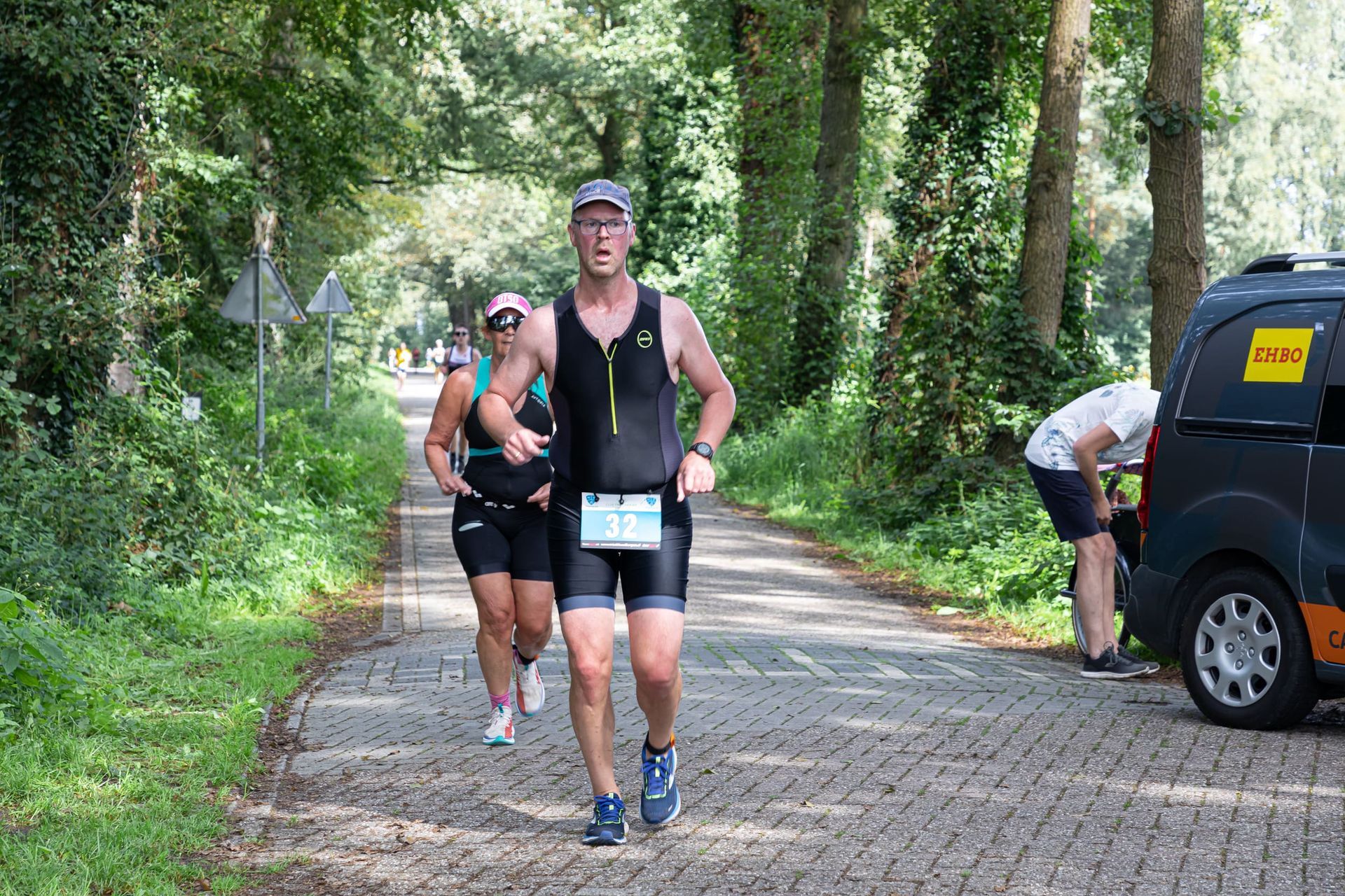 Een groep mensen rent over de weg.