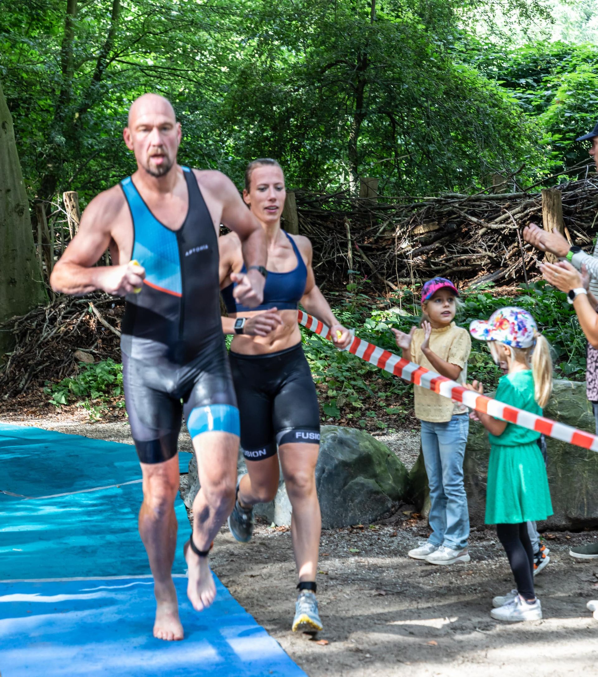 Een man en een vrouw doen mee aan een triatlon.