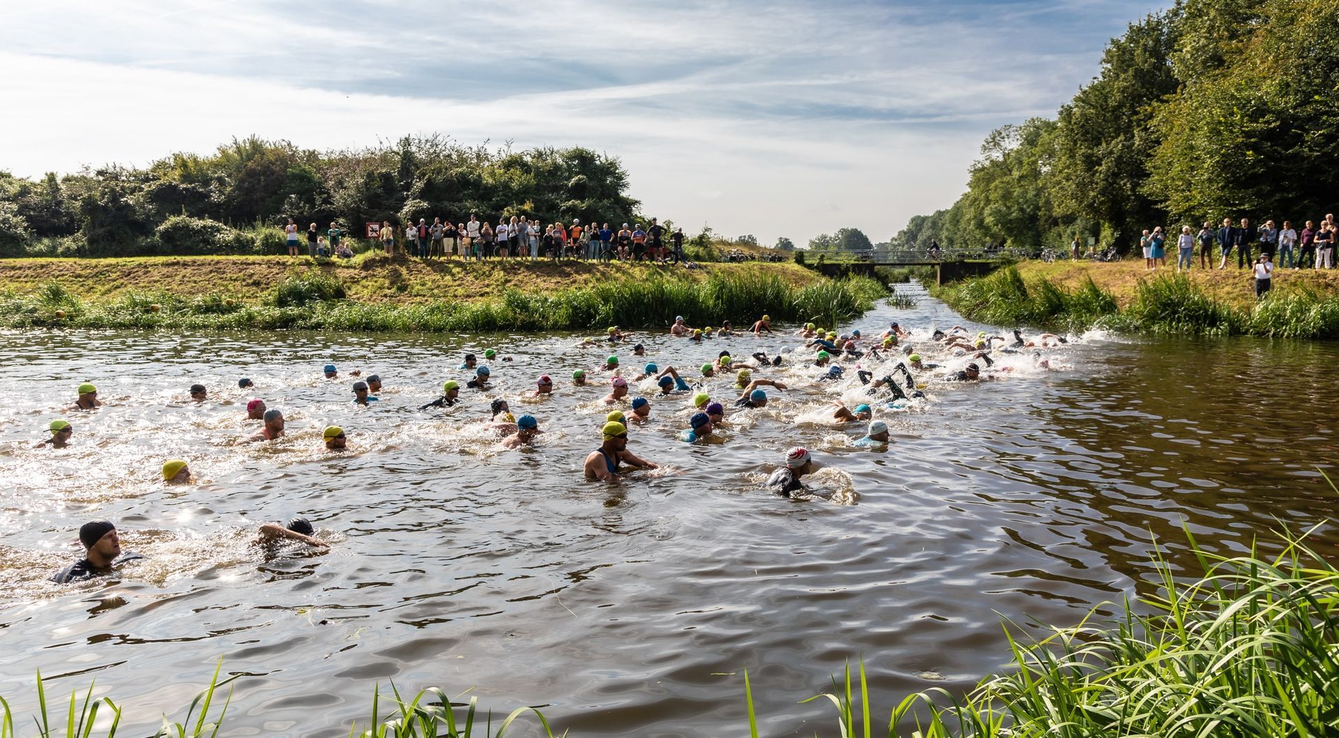 Een groep mensen zwemt in een rivier.