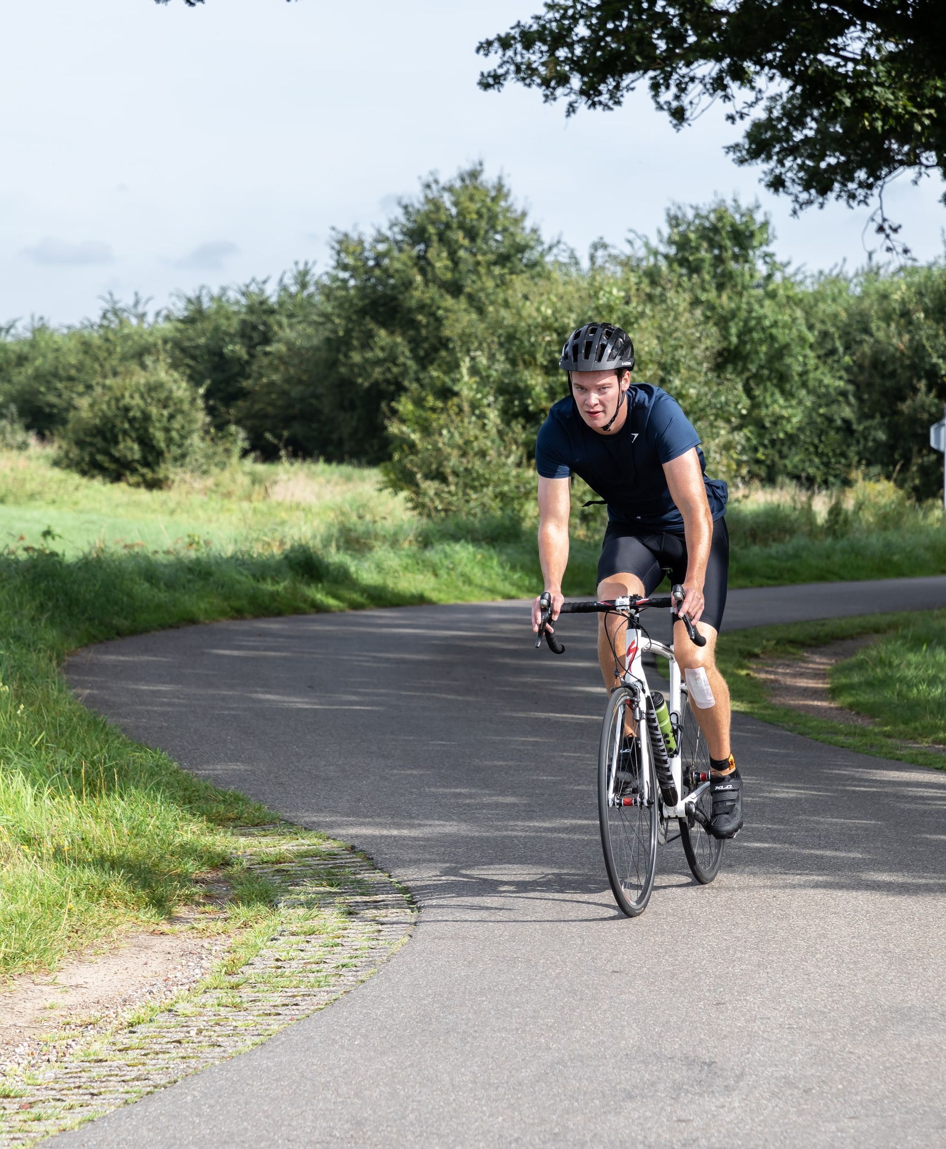 Een man fietst over een weg.