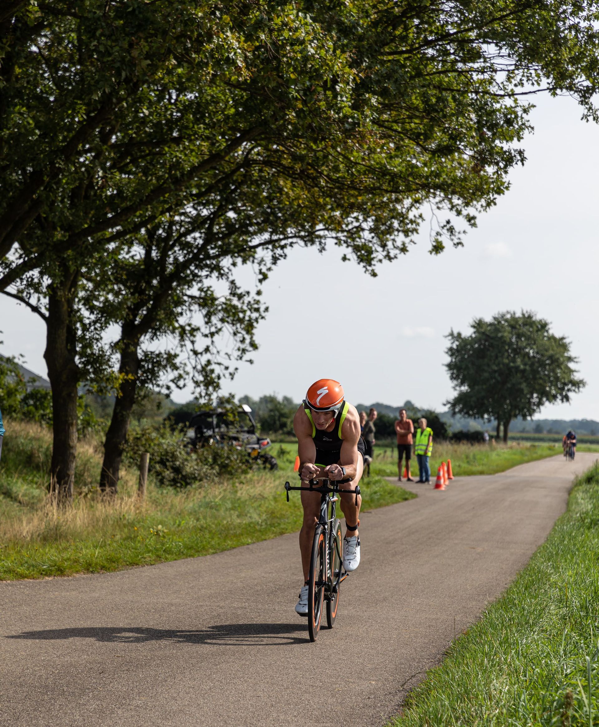 Een man fietst over een weg.
