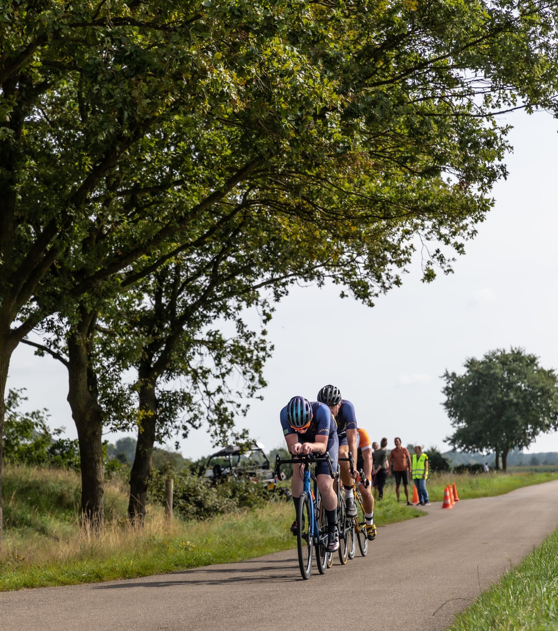 Een groep mensen fietst over een weg