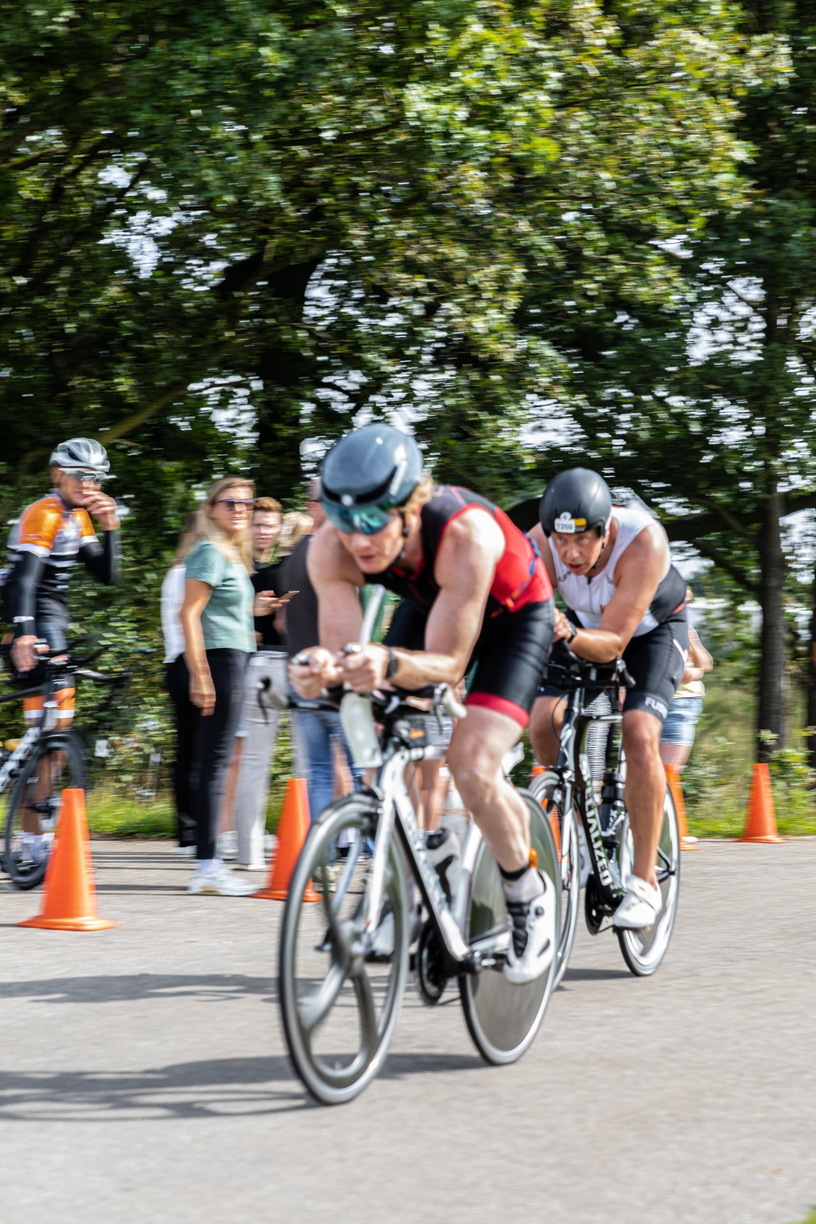 Een groep mensen fietst over een weg.