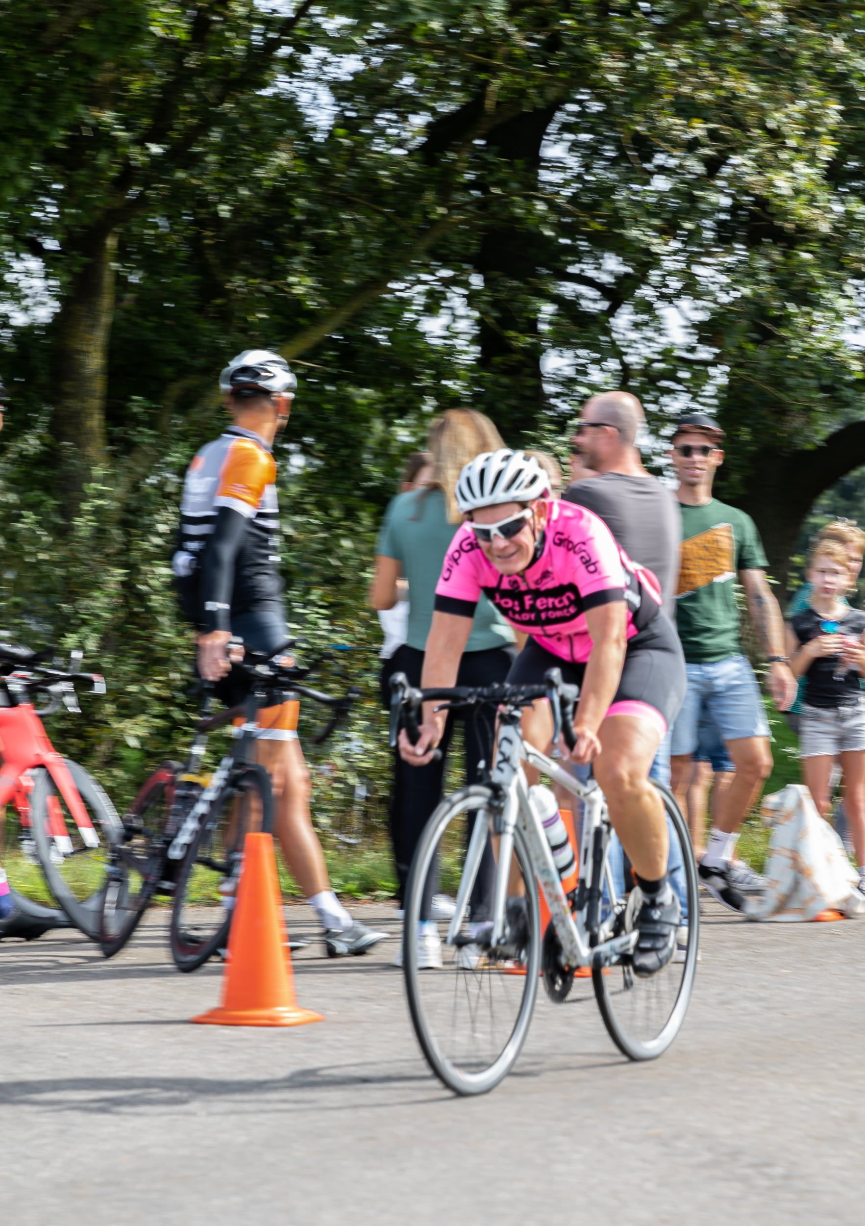 Een vrouw fietst over een weg.