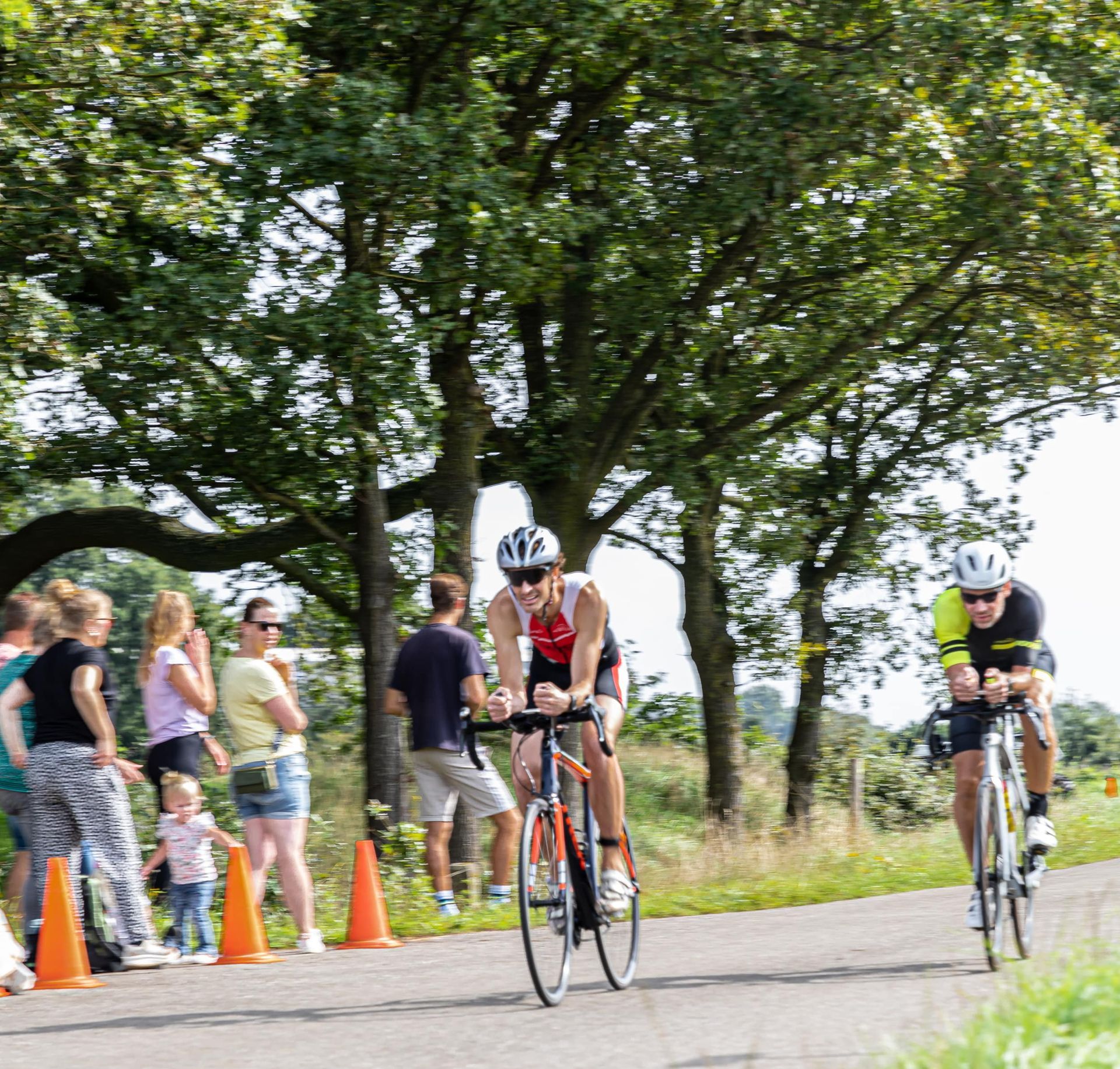 Een groep mensen fietst over een weg