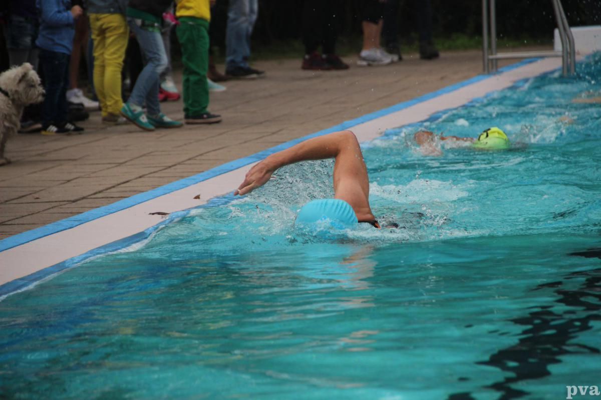 Triathlon Eibergen. Een persoon zwemt in een zwembad met het woord pva op de bodem