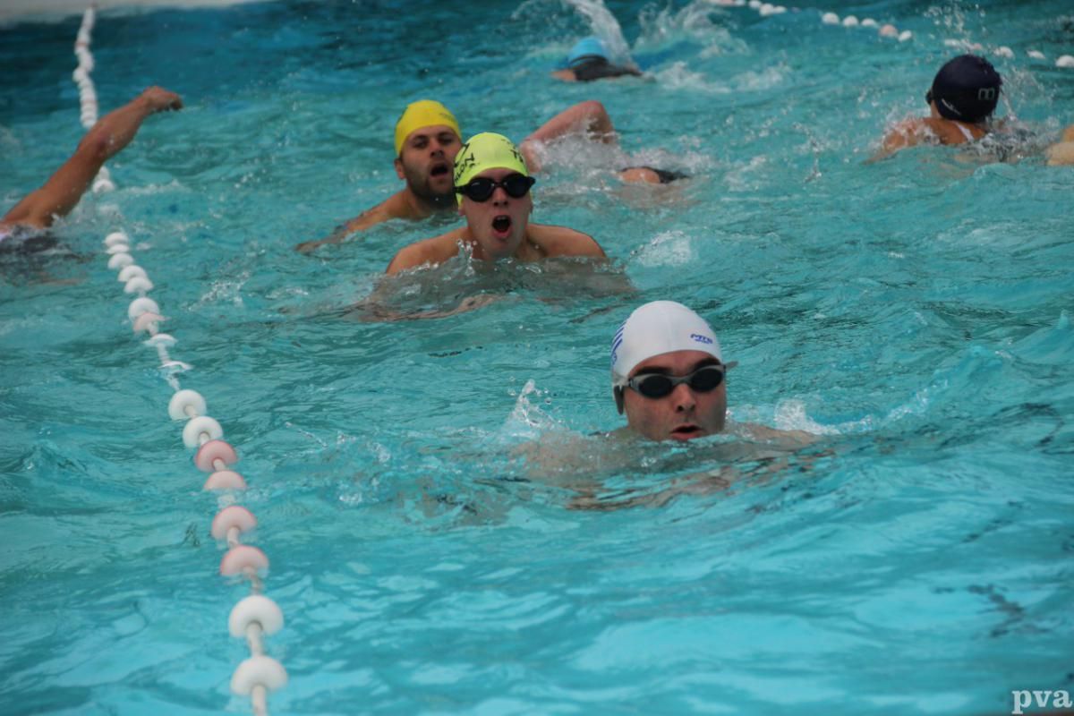 Triathlon Eibergen. Een groep mensen zwemt in een zwembad.