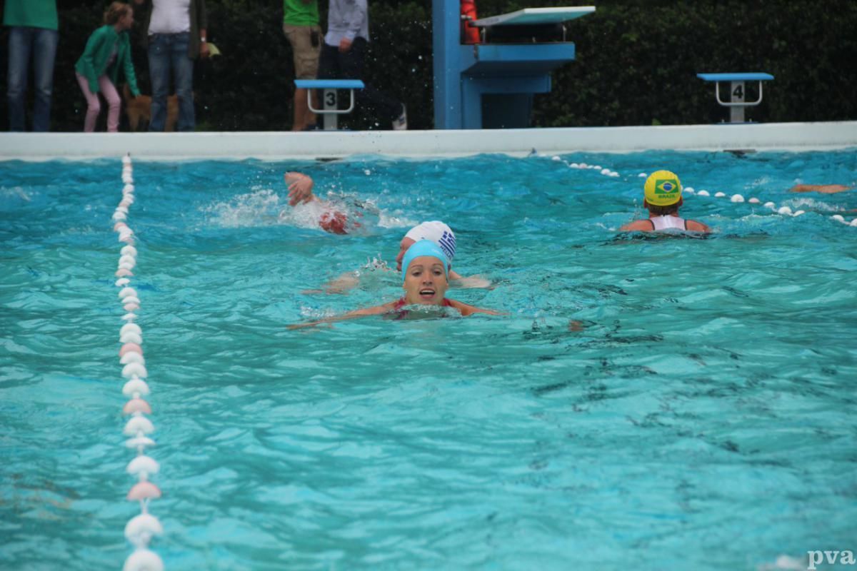 Triathlon Eibergen. Een groep mensen zwemt in een zwembad