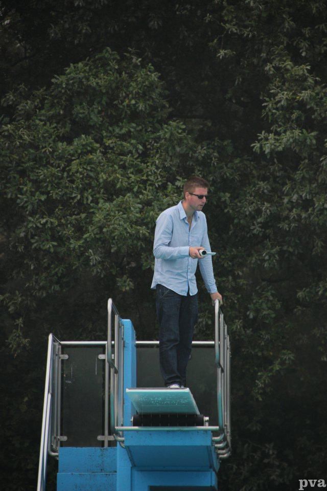 Triathlon Eibergen. Een man in een blauw shirt staat op een duikplank.