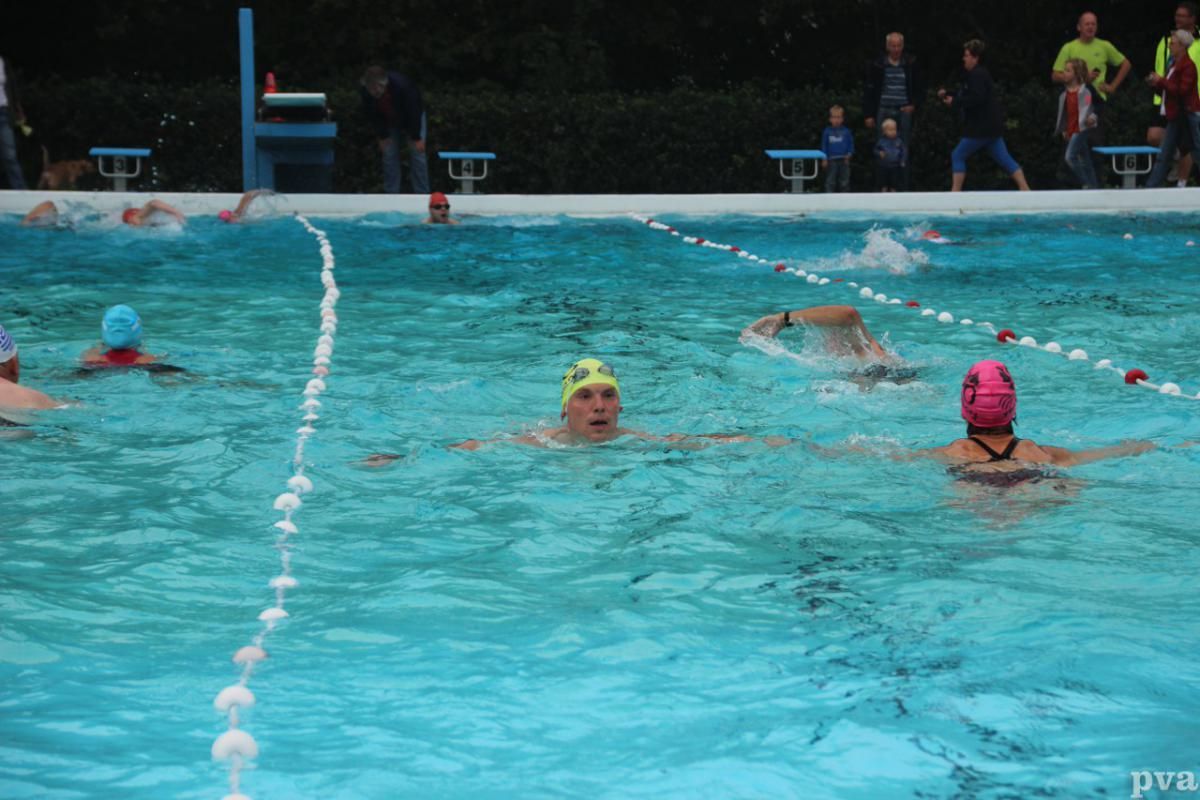 Triathlon Eibergen. Een groep mensen zwemt in een zwembad.