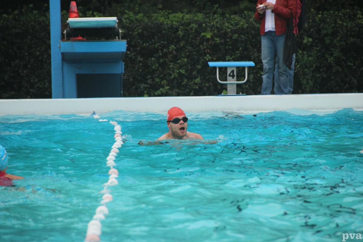 Triathlon Eibergen. Een man zwemt in een zwembad met het nummer 4 op het startblok