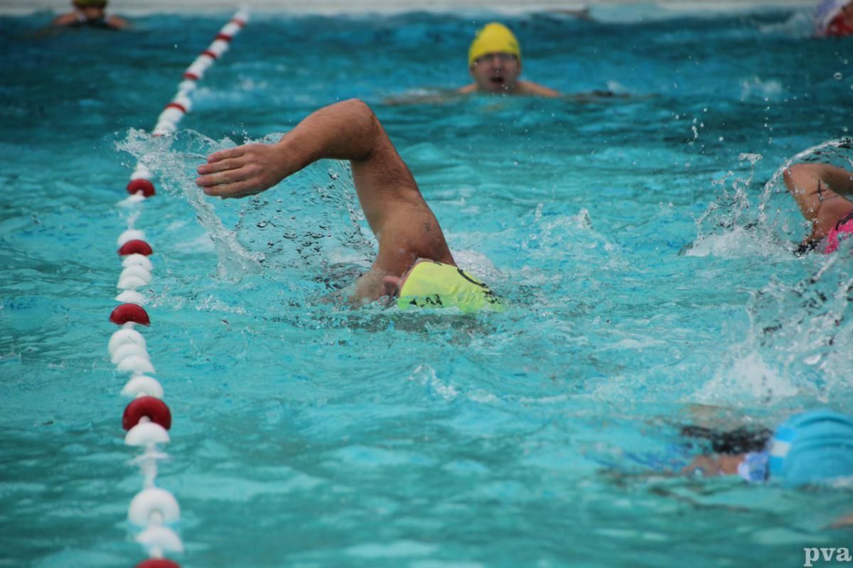 Triathlon Eibergen. Een groep mensen zwemt in een zwembad.