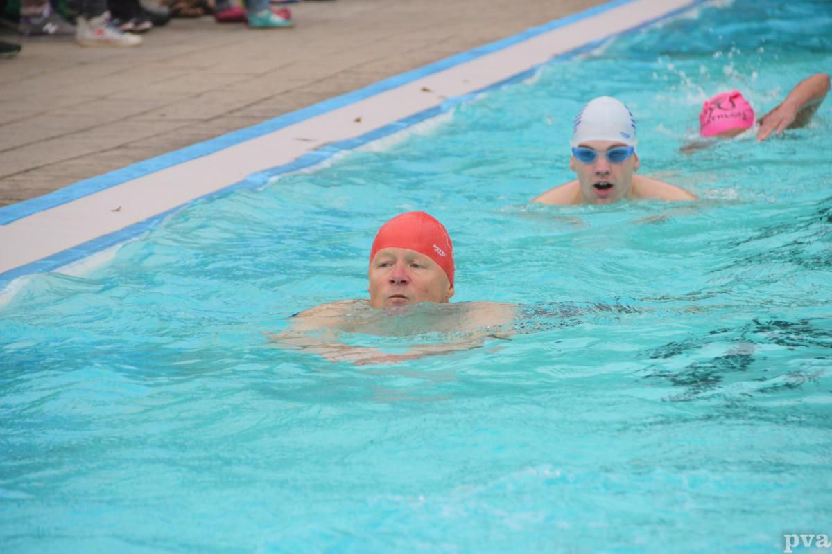 Triathlon Eibergen. Een groep mensen zwemt in een zwembad.