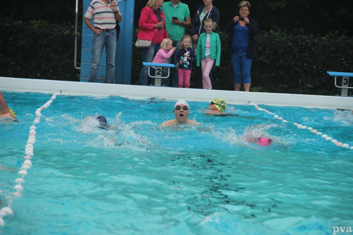 Triathlon Eibergen. Een groep mensen zwemt in een zwembad
