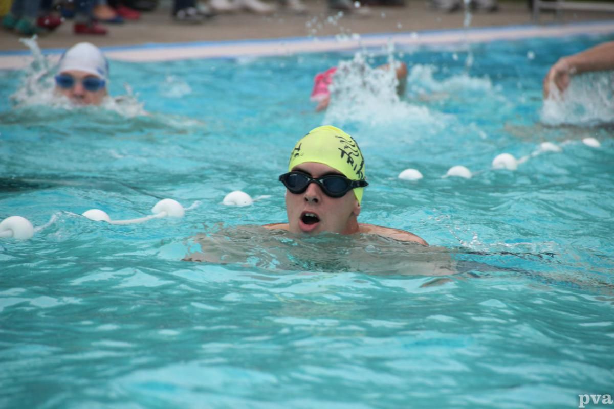 Triathlon Eibergen. Een groep mensen zwemt in een zwembad.